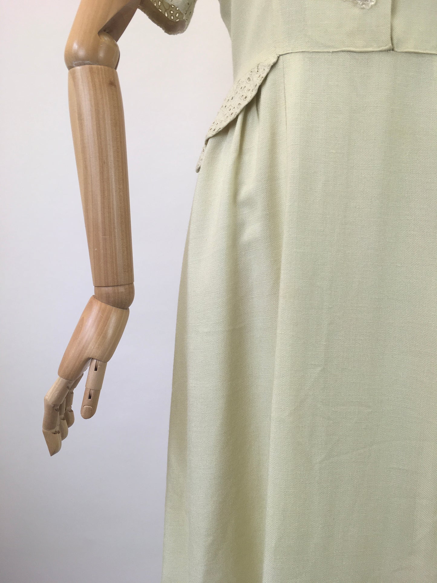 Original 1940's Stunning CC41 Moygashol Linen & Broderie Anglaise Dress - In A Divine Pale Lime