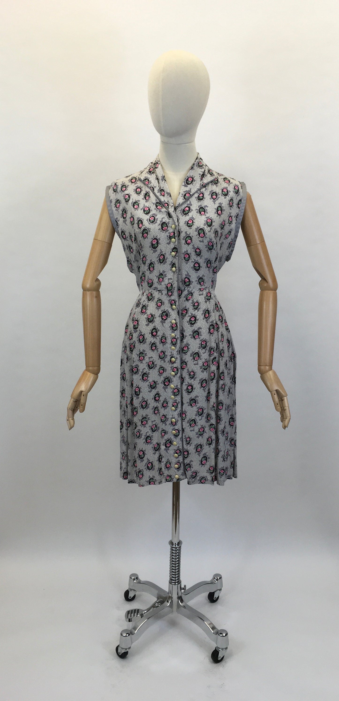 Original 1950’s Cute Button Front Dress - In A Lovely Pretty Cameo Floral