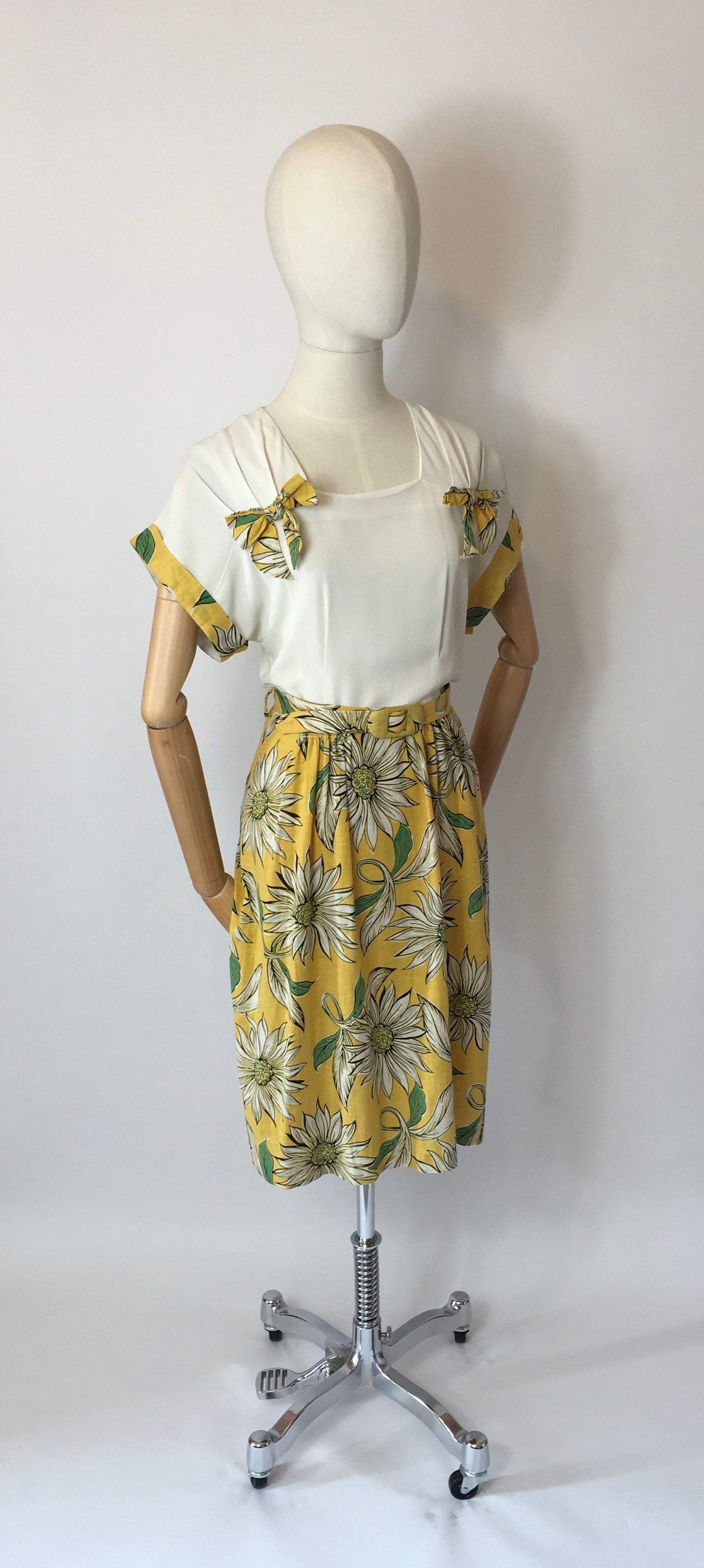 Original 1940’s Stunning Summer Dress - Vibrant Colour Floral Print