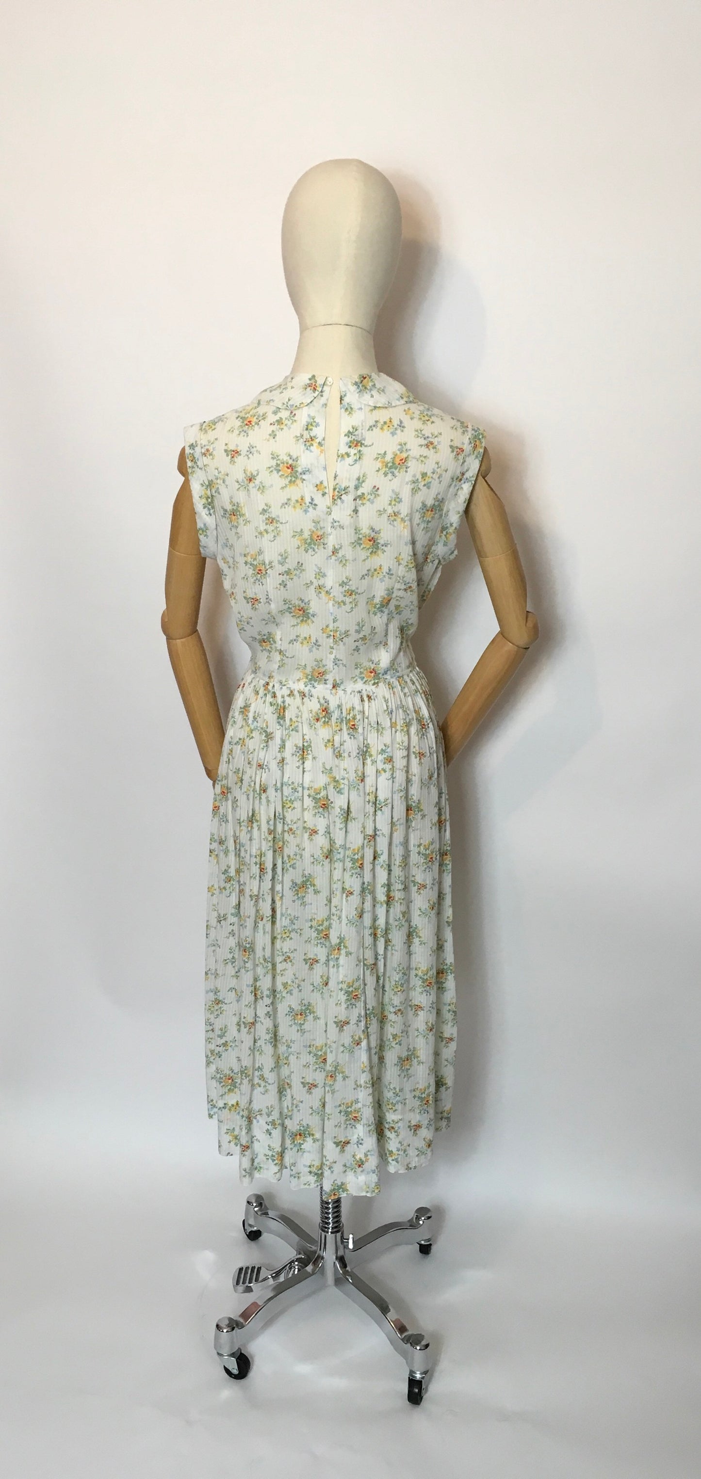 Original 1930s Floral Cotton Lawn Day Dress - Simple Elegance classic of the era