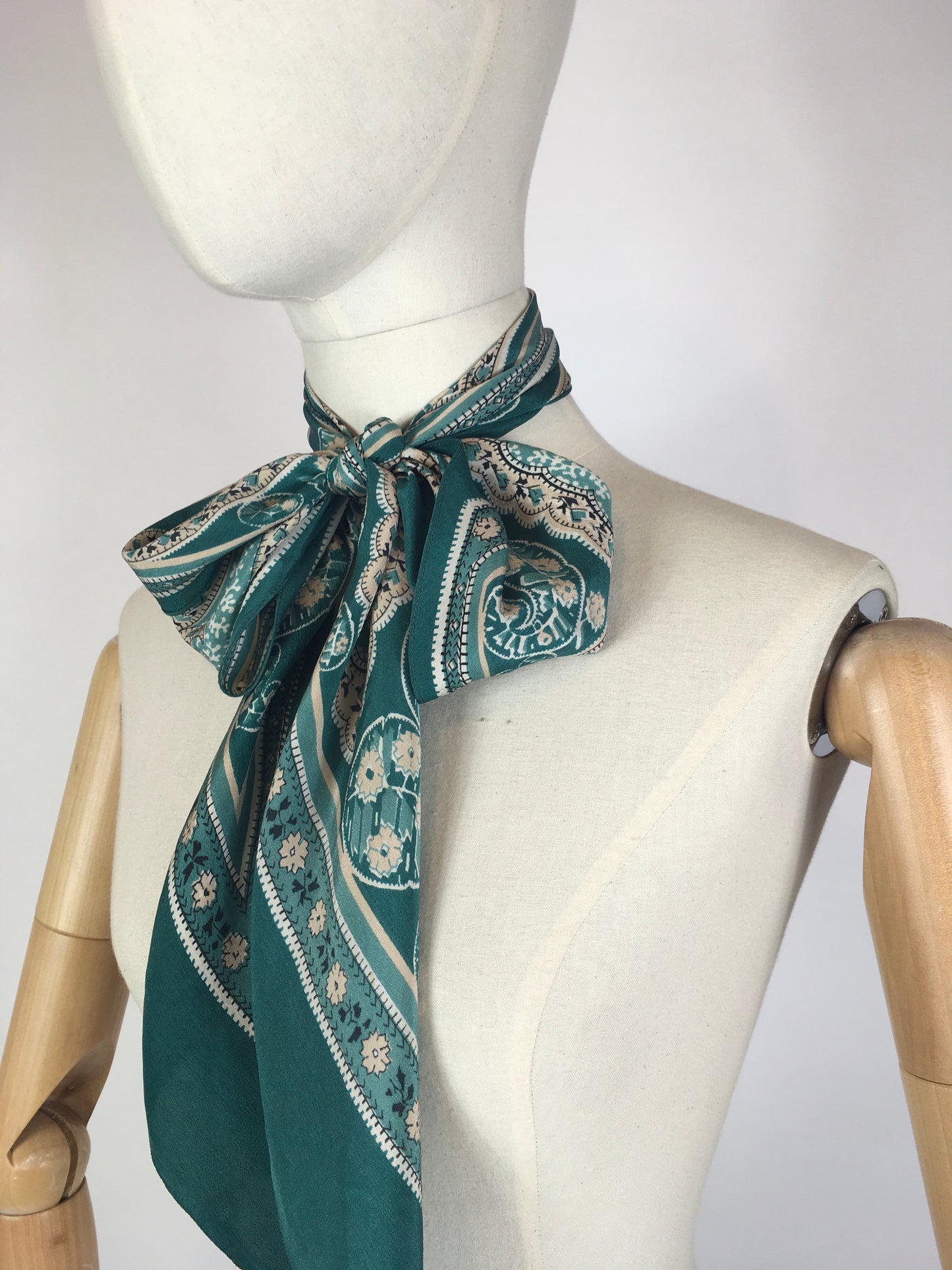 Original 1930’s Beautiful Deco Pointed Scarf - In An Exquisite Colouring Of Rich Jade Green, Pastel Pink & Ivory