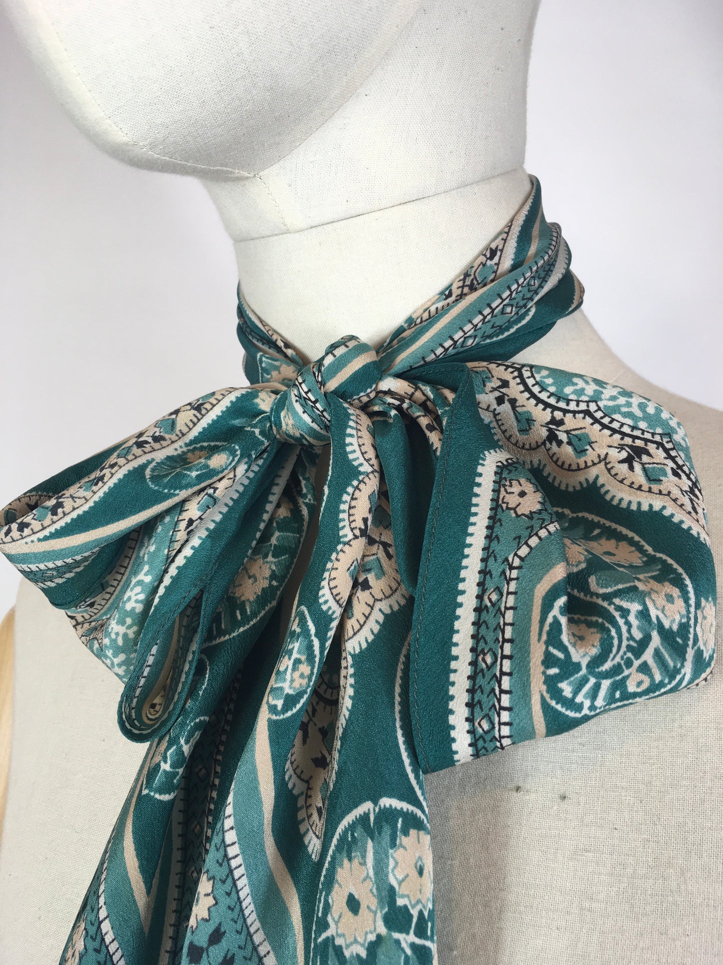 Original 1930’s Beautiful Deco Pointed Scarf - In An Exquisite Colouring Of Rich Jade Green, Pastel Pink & Ivory