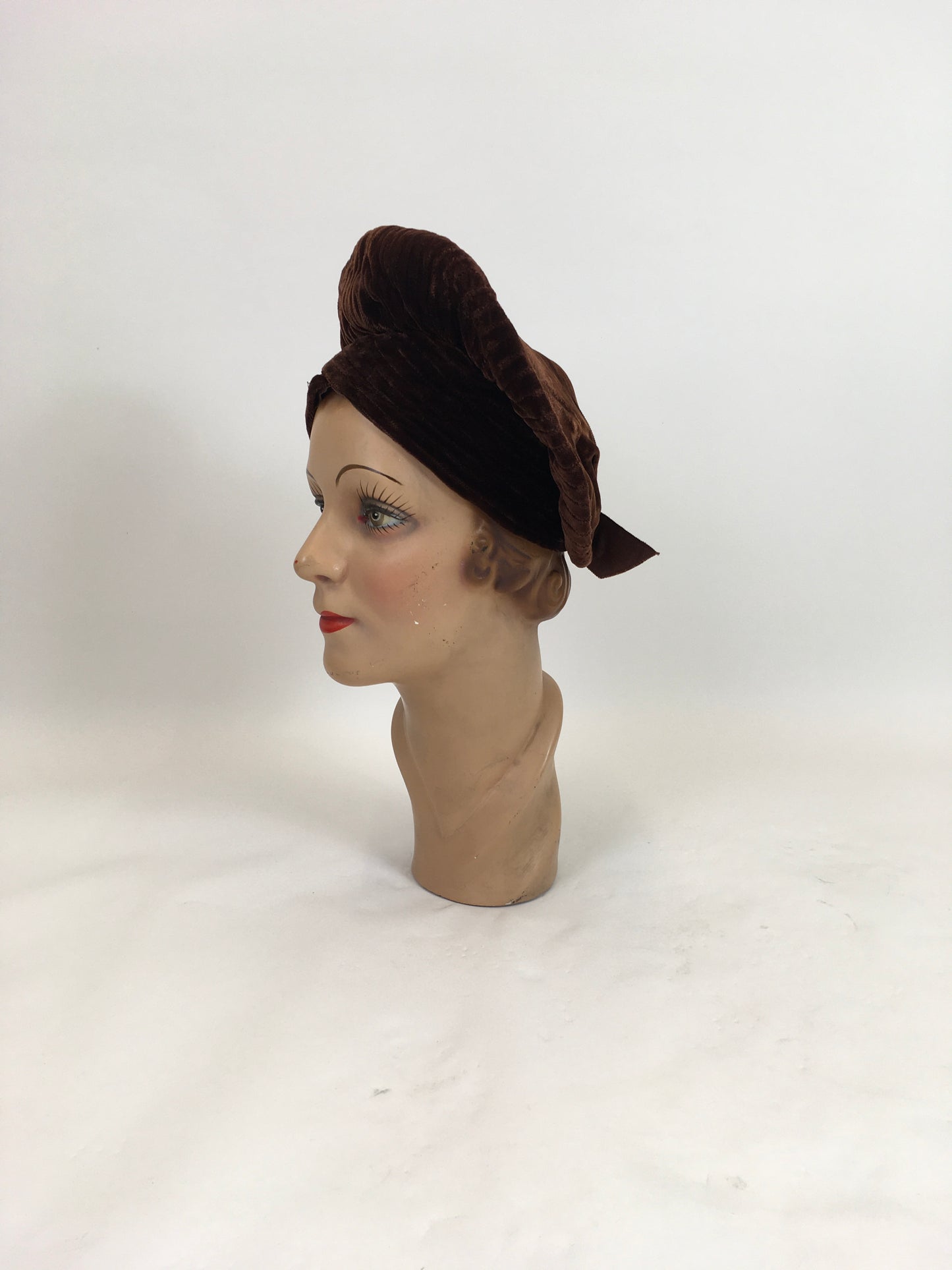 Original 1940's SENSATIONAL Halo Hat - In A Divine Chocolate Brown Silk Velvet With Grosgrain Bow