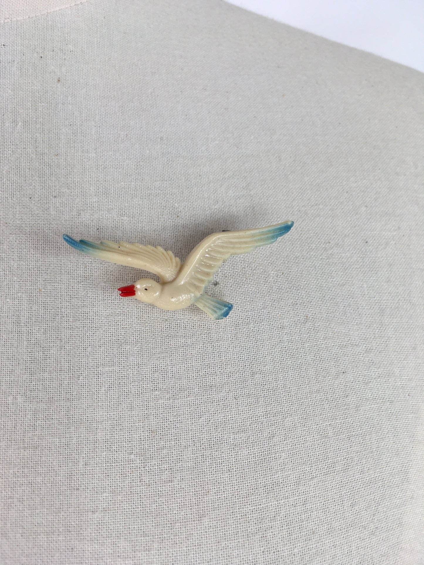 Original 1940s Celluloid Seagull Brooch - With lovely Details and Colourings