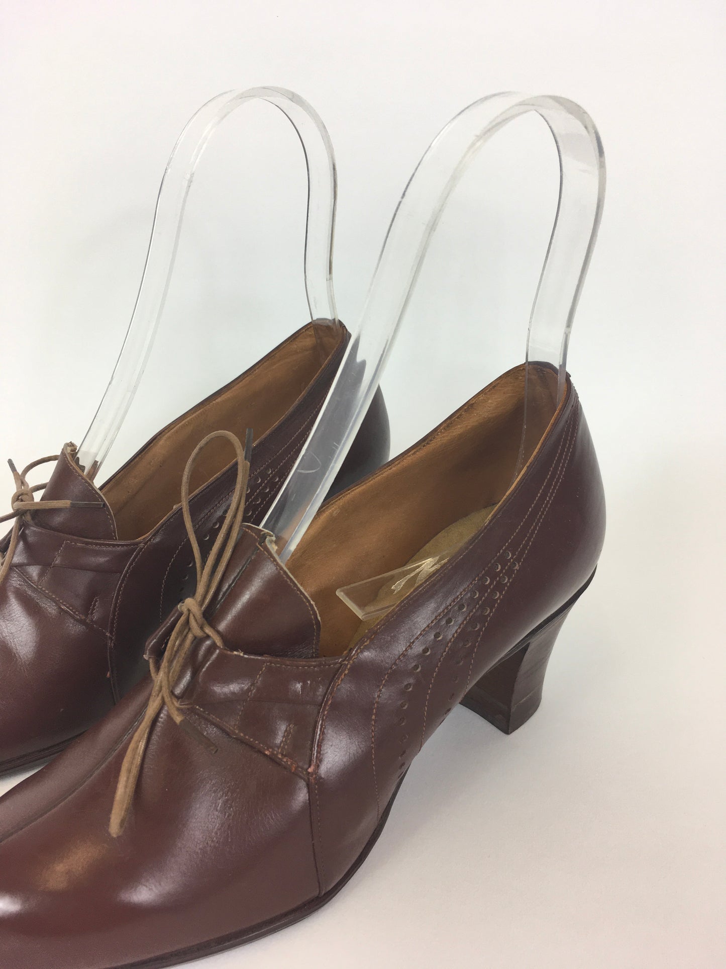 Original 1940’s STUNNING CC41 Brown Heeled Lace Up Brogues - By ‘ Cavette ‘