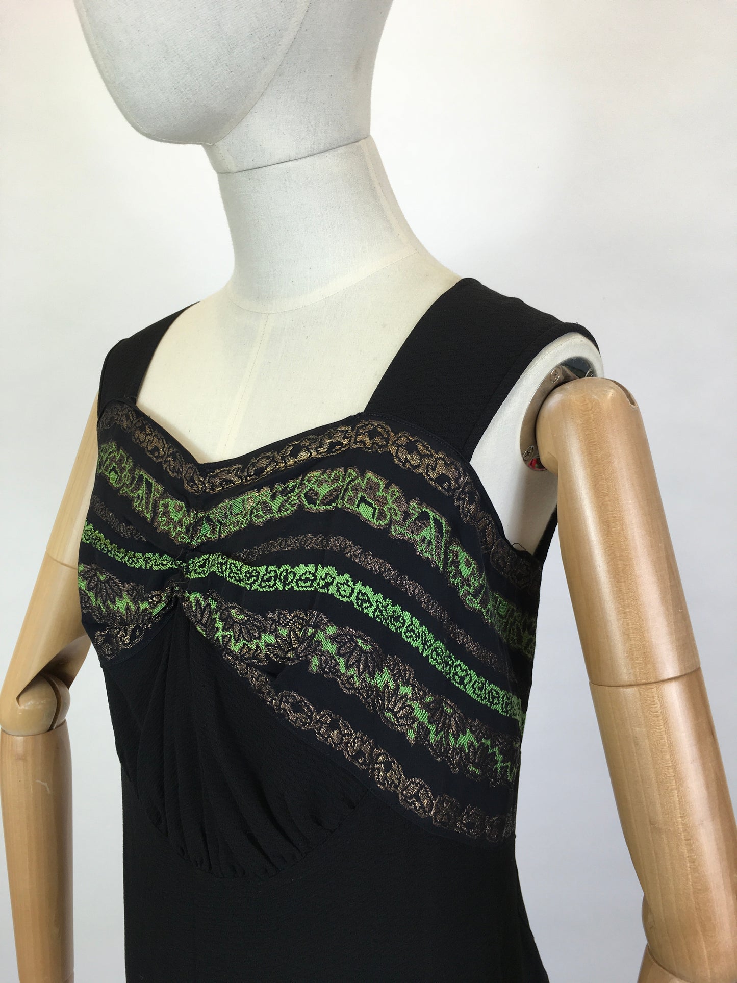 Original 1930s blouse in crepe - With Gorgeous metallic thread details