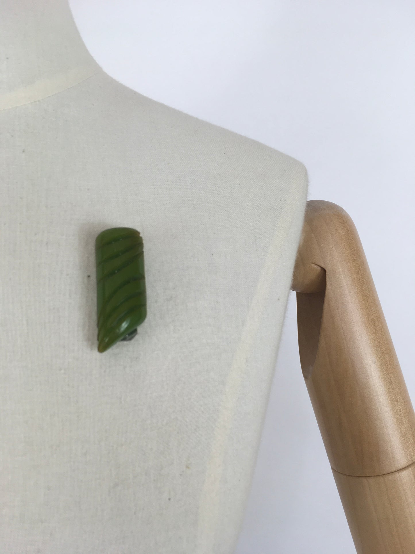Original 1940s Green Carved Bakelite Dress Clip - Lovely Markings