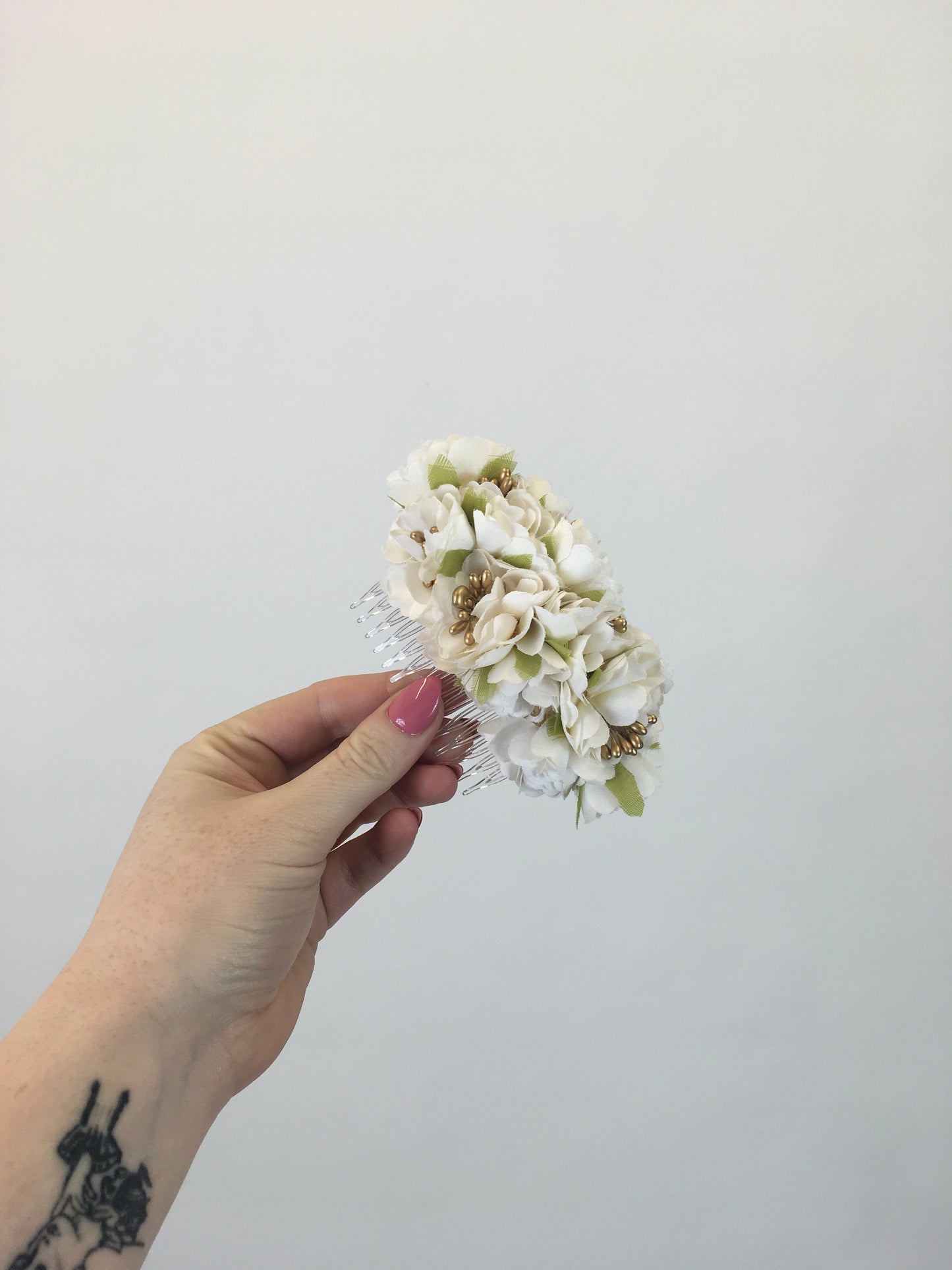 Reproduction Hairflower Comb by ' Pin Up Curl' - In White and Gold