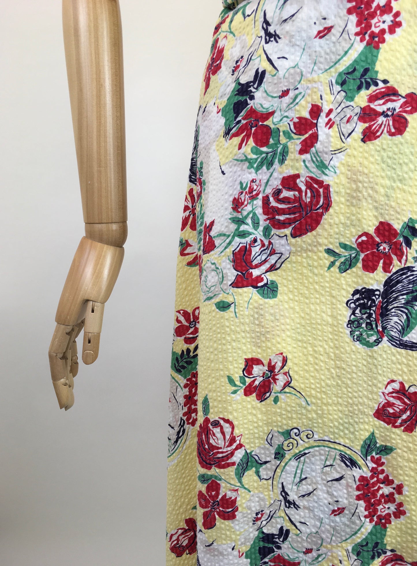 Original 1940's Sensational Novelty Print VOLUP Seersucker Dress - Florals Intertwined With Faces Through Mirrors