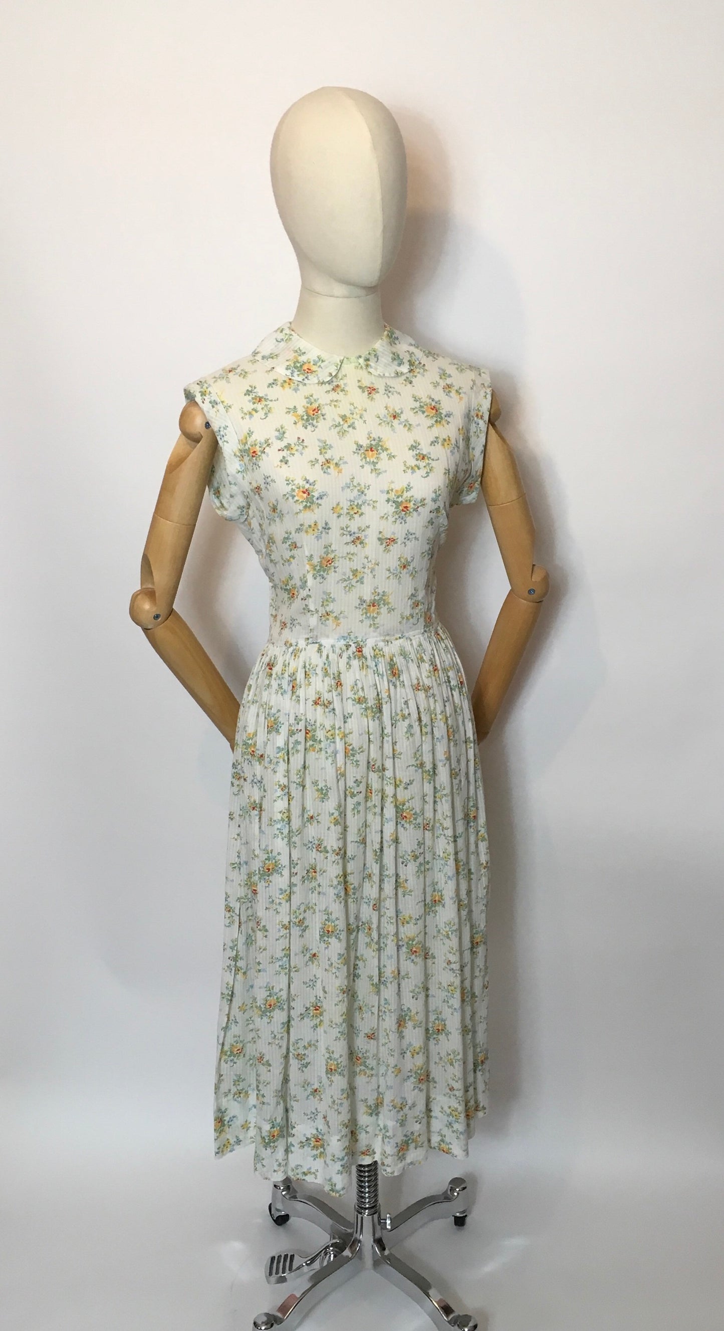 Original 1930s Floral Cotton Lawn Day Dress - Simple Elegance classic of the era