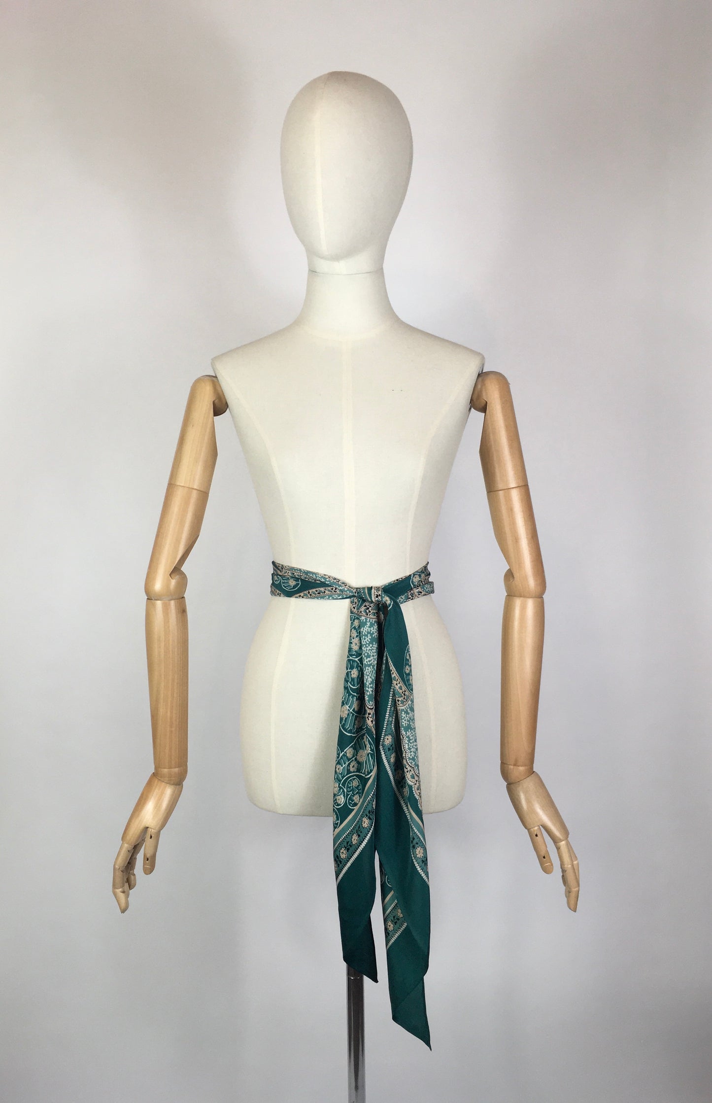 Original 1930’s Beautiful Deco Pointed Scarf - In An Exquisite Colouring Of Rich Jade Green, Pastel Pink & Ivory