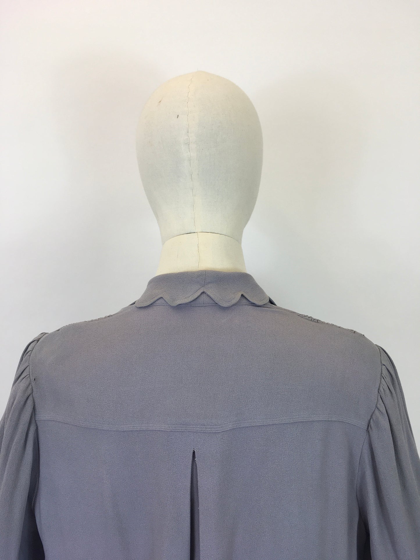 Original 1940’s Fabulous VOLUP Crepe Blouse in Powdered Grey - With Scalloped Detailing