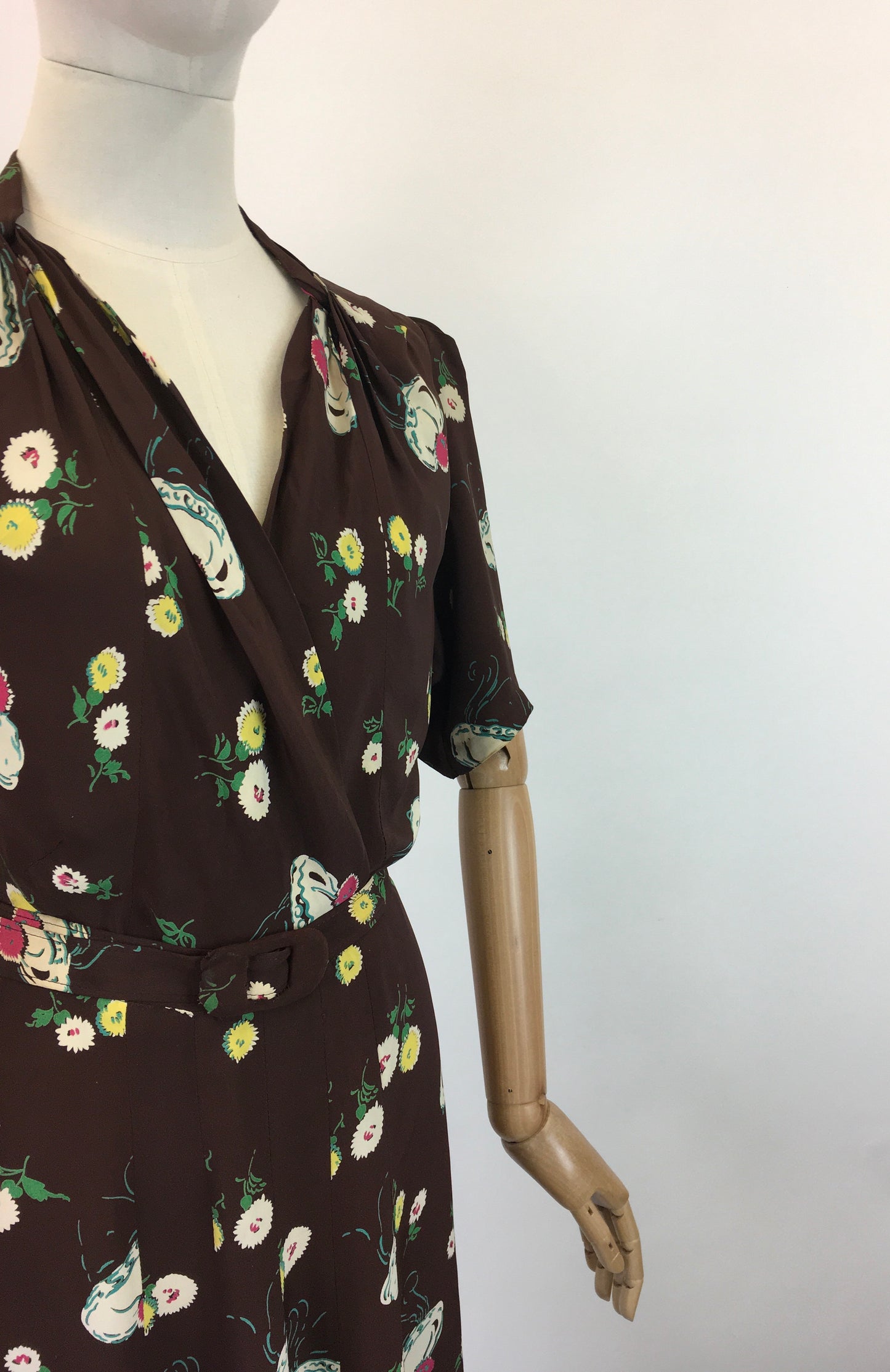 Original 1940's Sensational Novelty Print Rayon Dress - Ladies Faces & Florals In A Delicate Colour Pallet