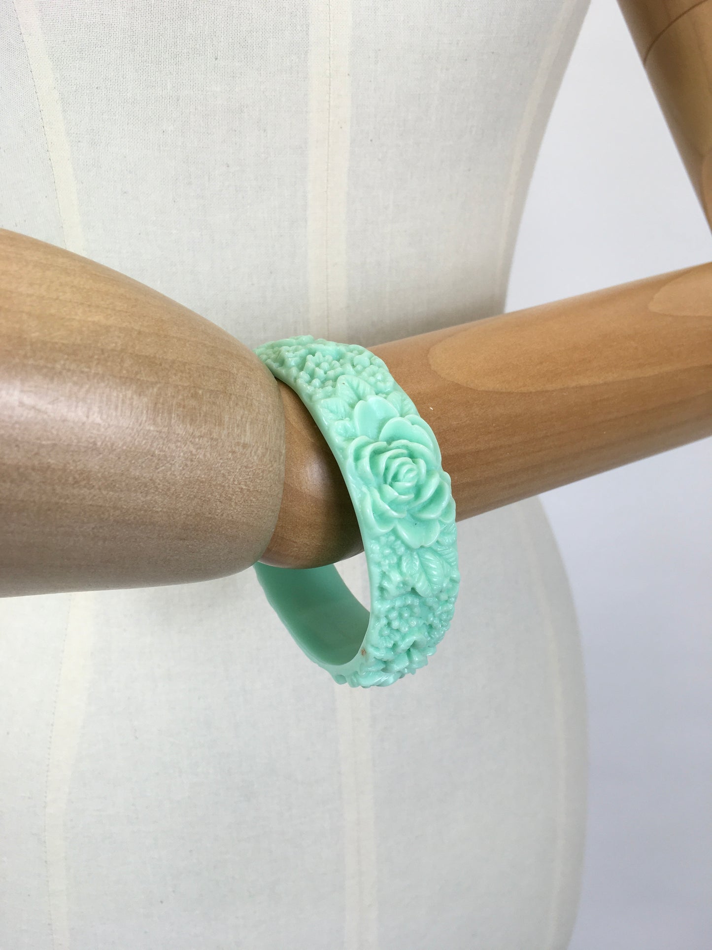 Original 1950’s FABULOUS Pastel Green Plastic Bangle - With Carved Floral Detailing