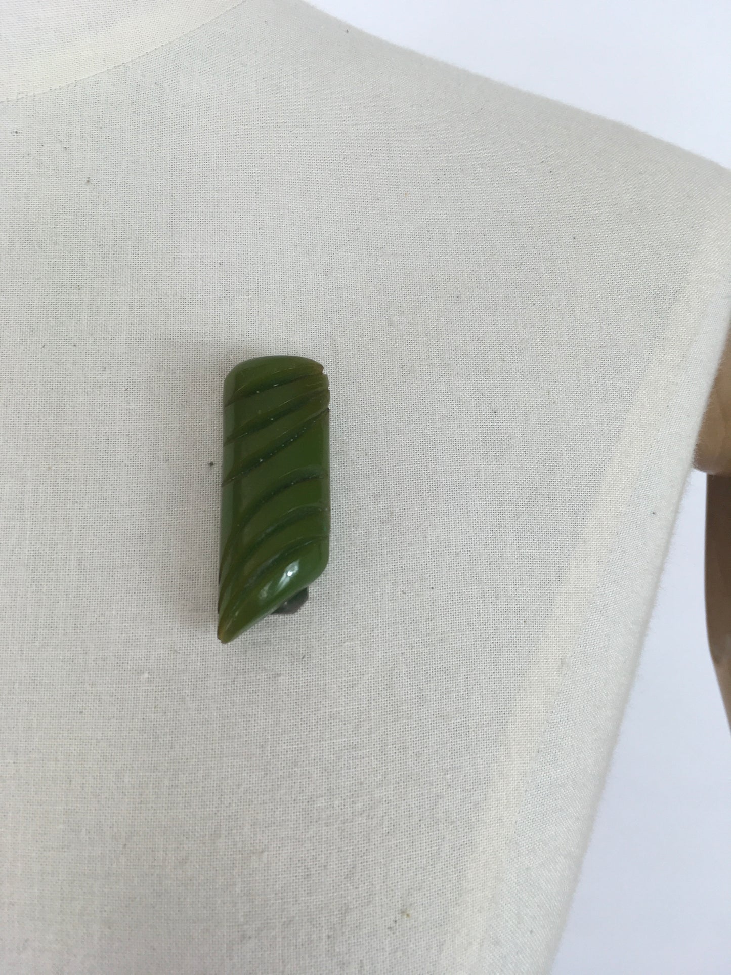 Original 1940s Green Carved Bakelite Dress Clip - Lovely Markings