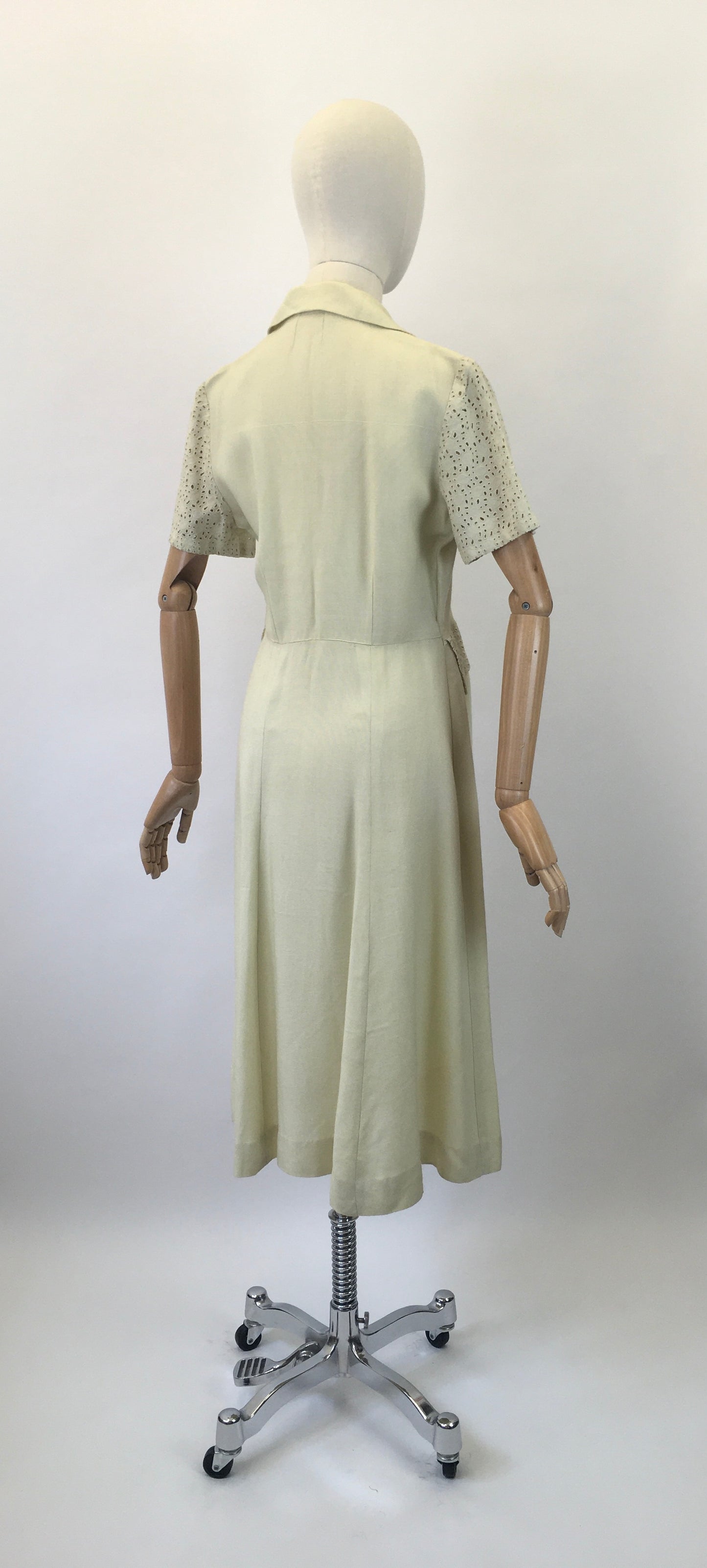 Original 1940's Stunning CC41 Moygashol Linen & Broderie Anglaise Dress - In A Divine Pale Lime