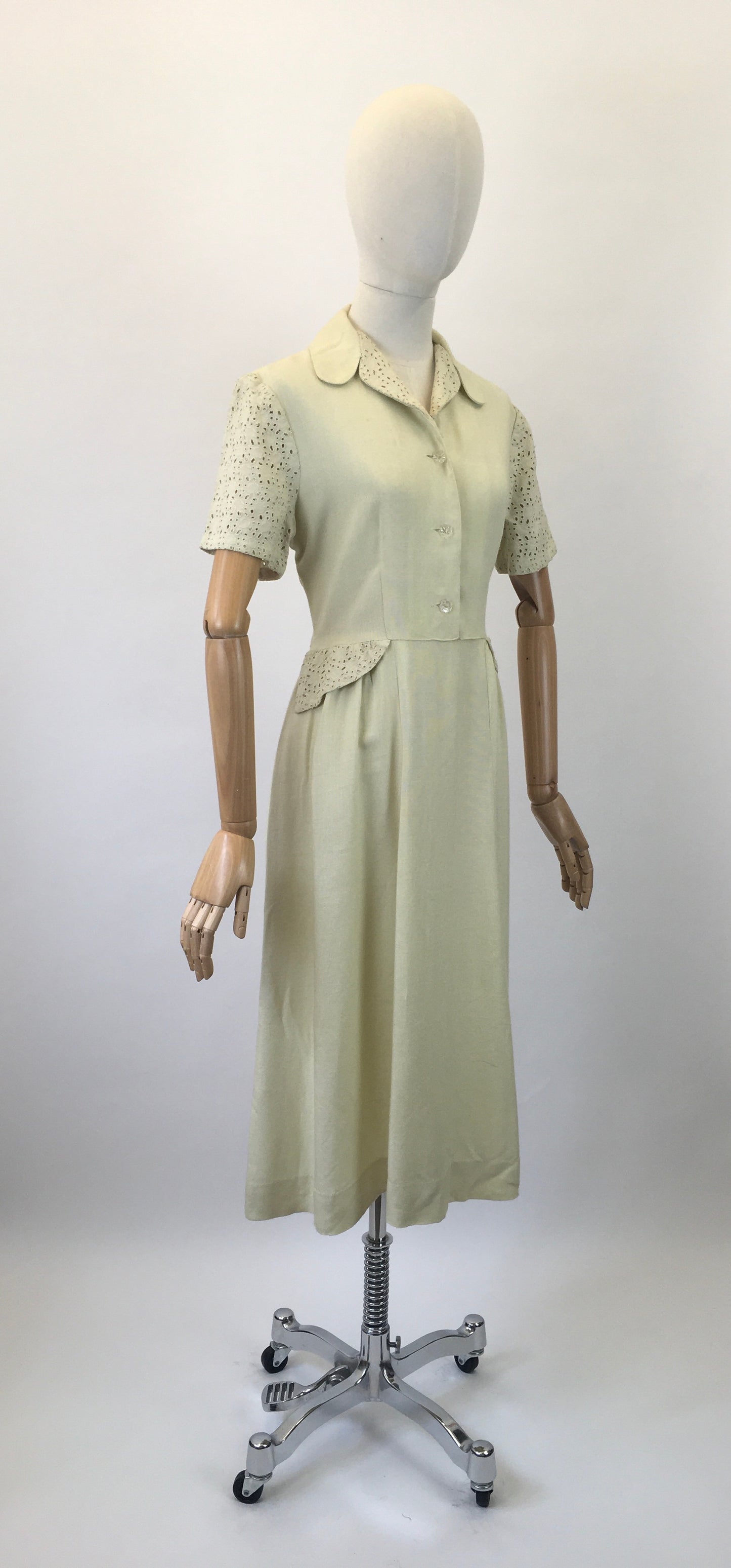 Original 1940's Stunning CC41 Moygashol Linen & Broderie Anglaise Dress - In A Divine Pale Lime