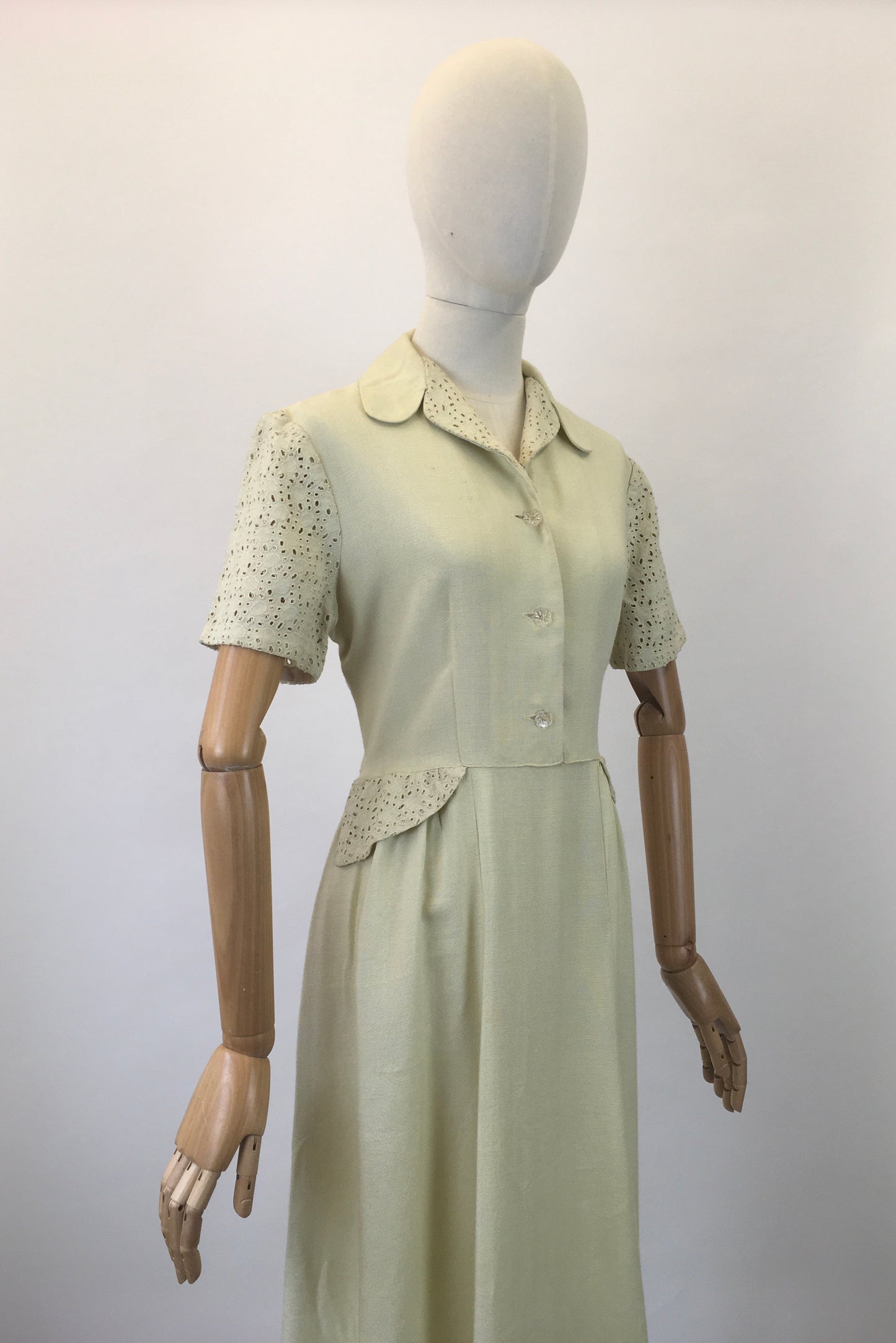 Original 1940's Stunning CC41 Moygashol Linen & Broderie Anglaise Dress - In A Divine Pale Lime