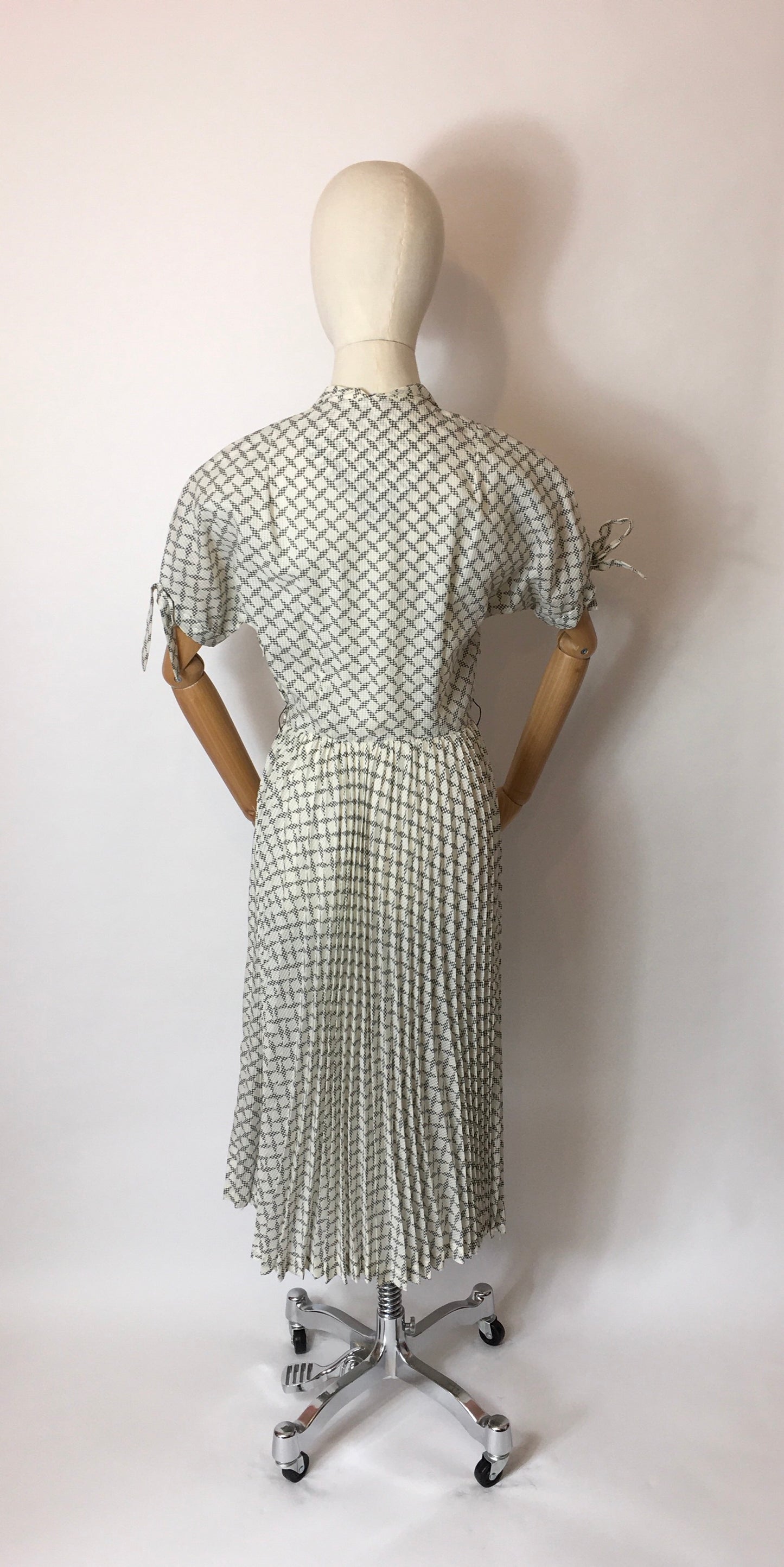 Original Early 1950s Seersucker Dress - Lovely Tie Sleeve Detailing