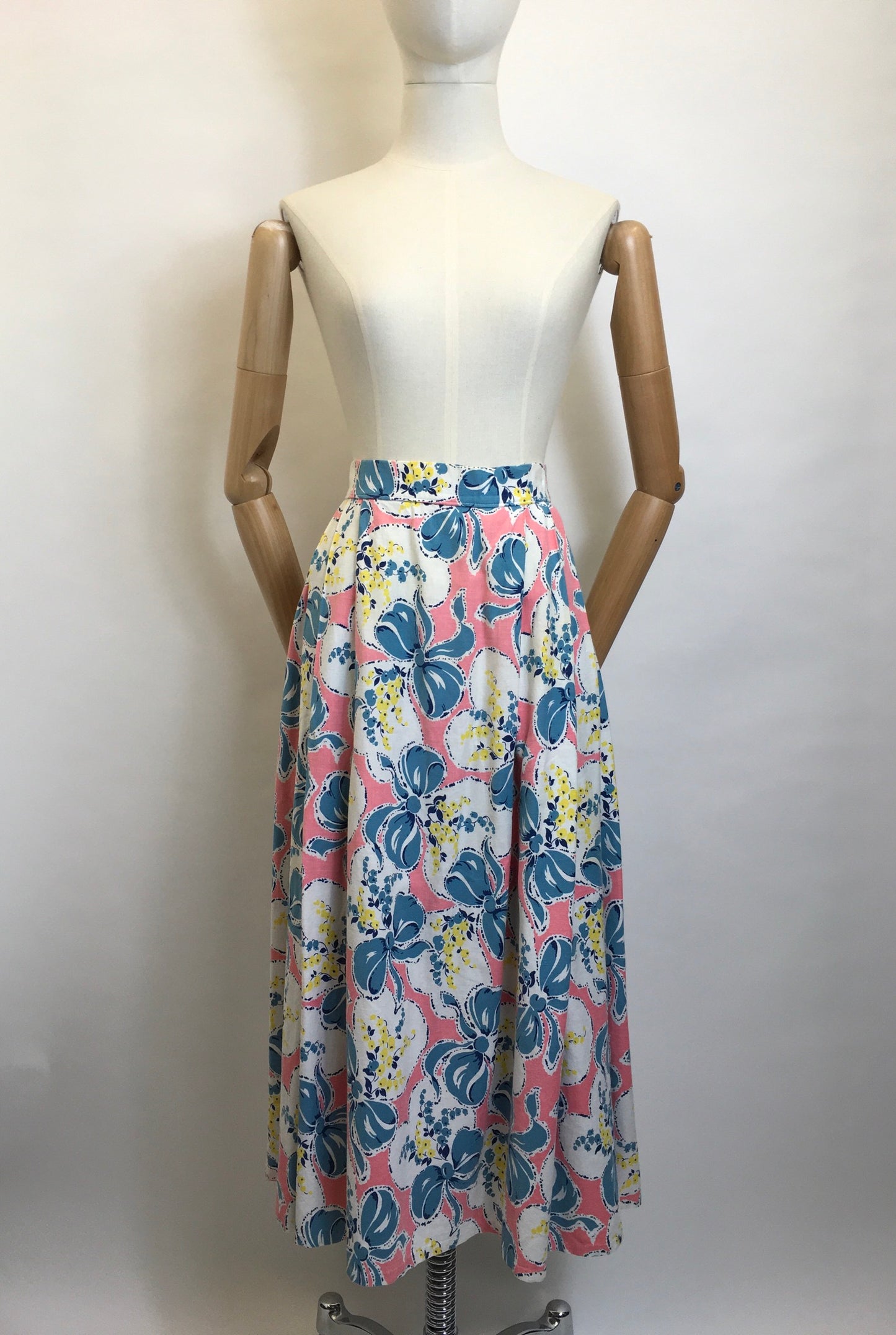 Original Early 1950s Cotton Circle Skirt - Featuring Beautiful Flowers & Ribbons Print