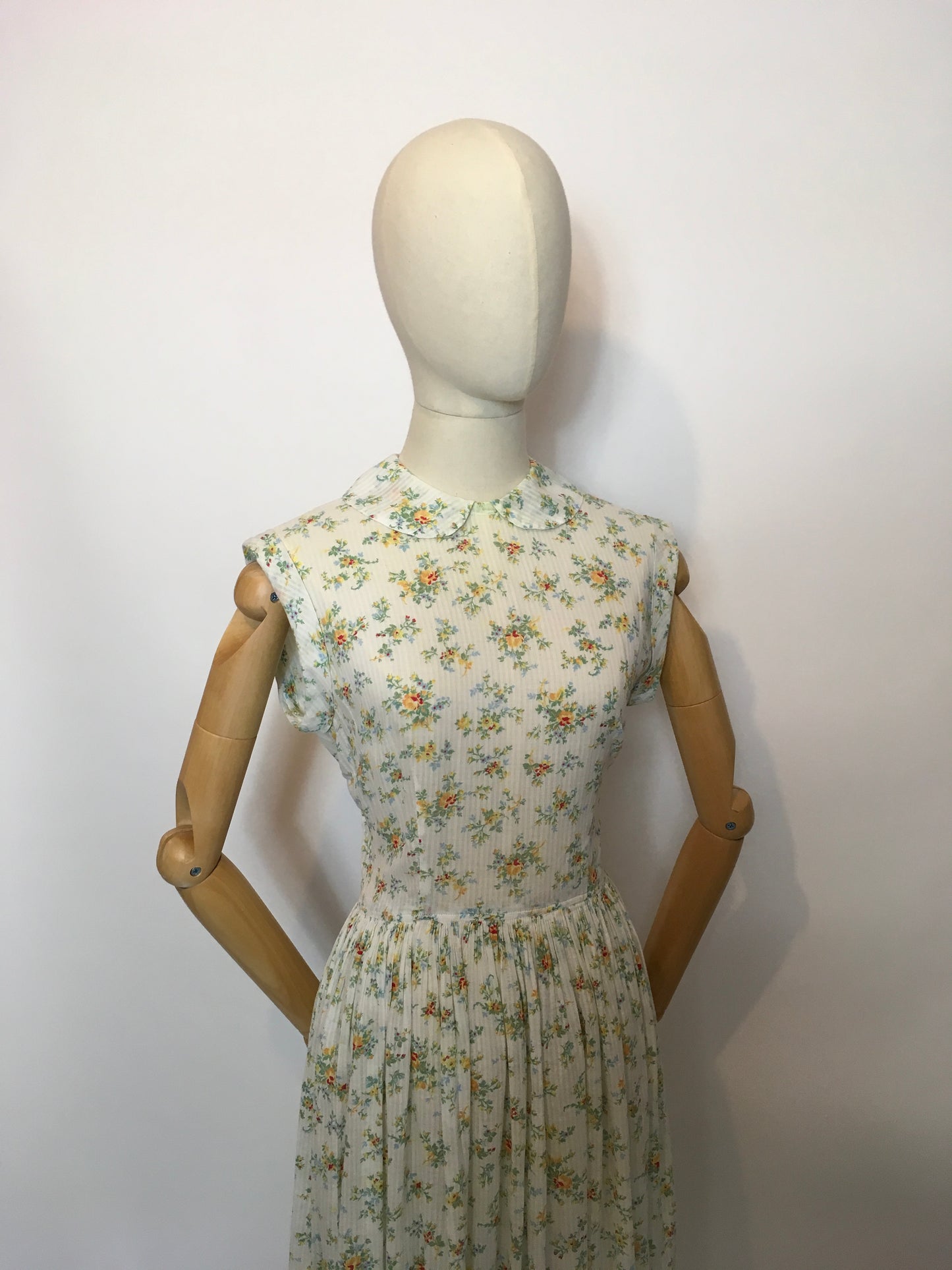 Original 1930s Floral Cotton Lawn Day Dress - Simple Elegance classic of the era