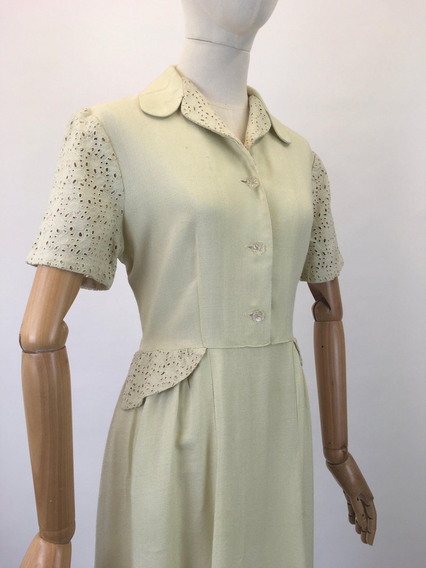 Original 1940's Stunning CC41 Moygashol Linen & Broderie Anglaise Dress - In A Divine Pale Lime