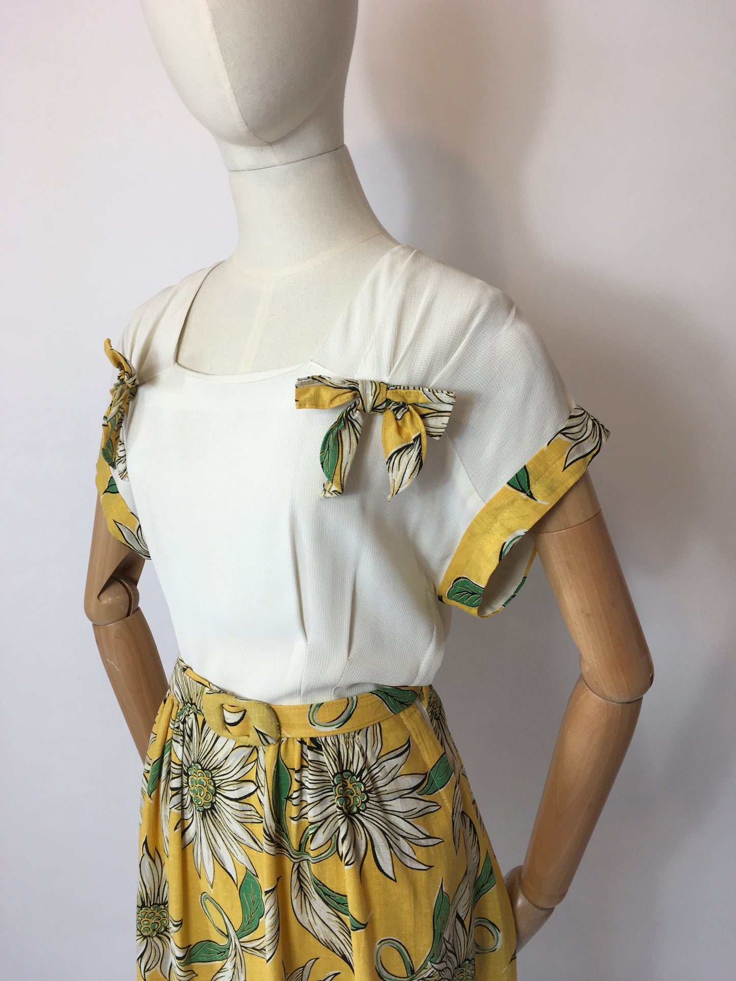 Original 1940’s Stunning Summer Dress - Vibrant Colour Floral Print