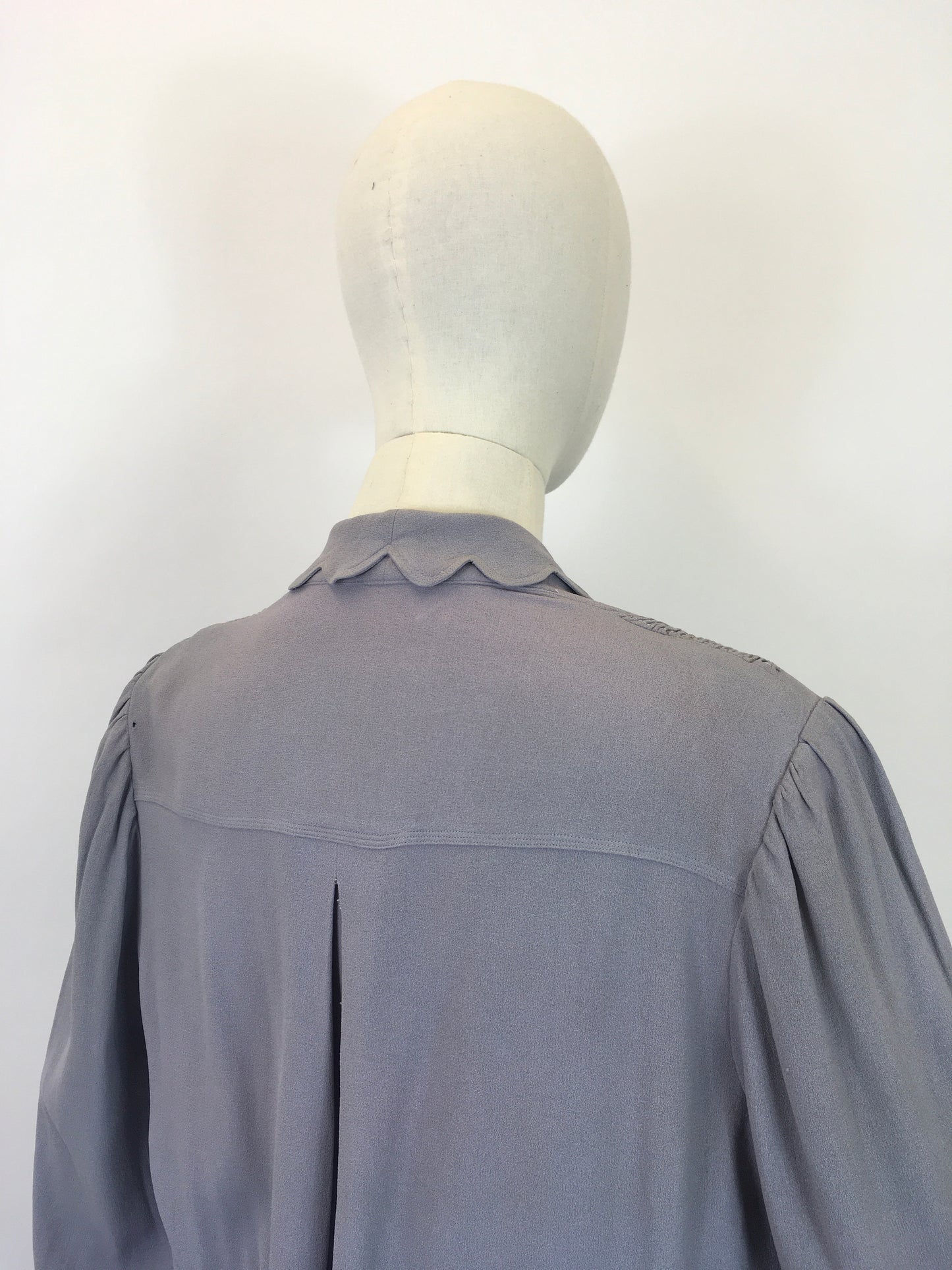 Original 1940’s Fabulous VOLUP Crepe Blouse in Powdered Grey - With Scalloped Detailing