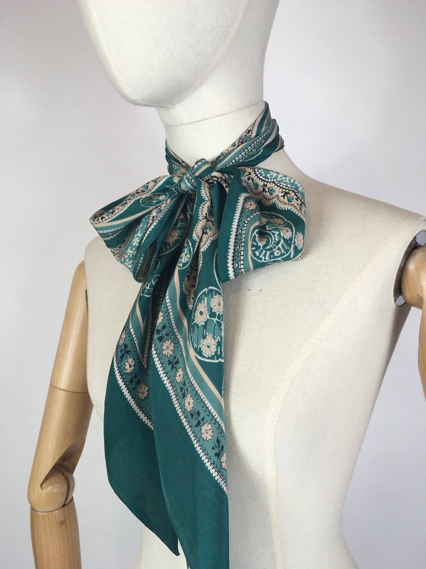 Original 1930’s Beautiful Deco Pointed Scarf - In An Exquisite Colouring Of Rich Jade Green, Pastel Pink & Ivory