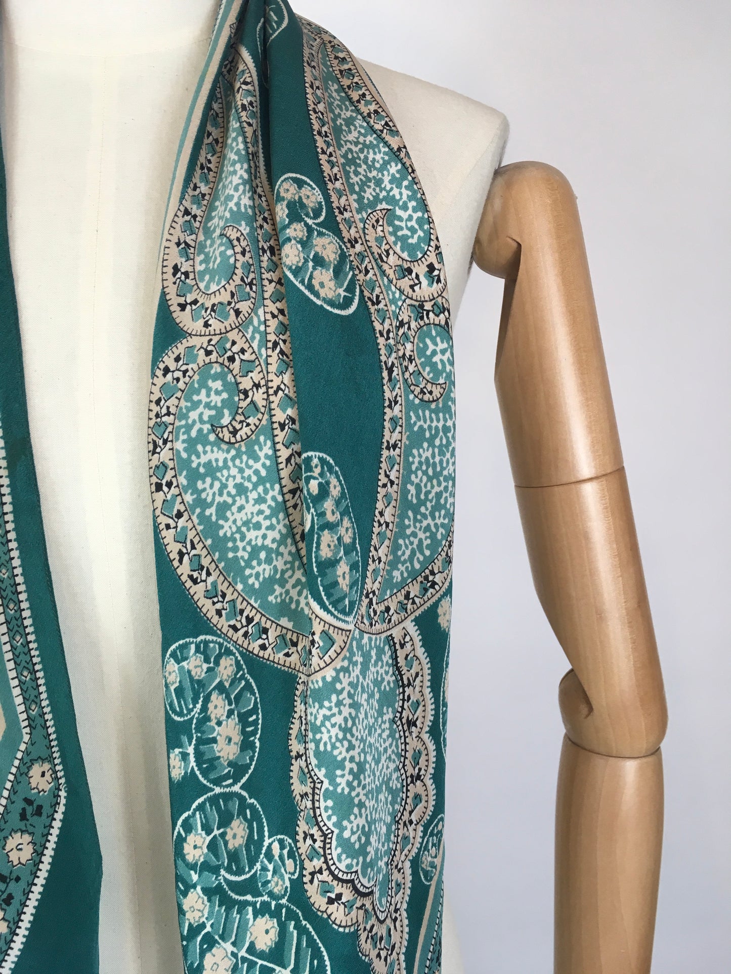 Original 1930’s Beautiful Deco Pointed Scarf - In An Exquisite Colouring Of Rich Jade Green, Pastel Pink & Ivory