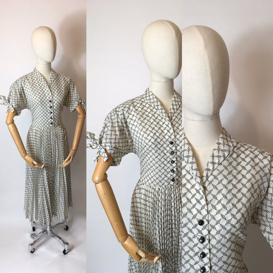 Original Early 1950s Seersucker Dress - Lovely Tie Sleeve Detailing