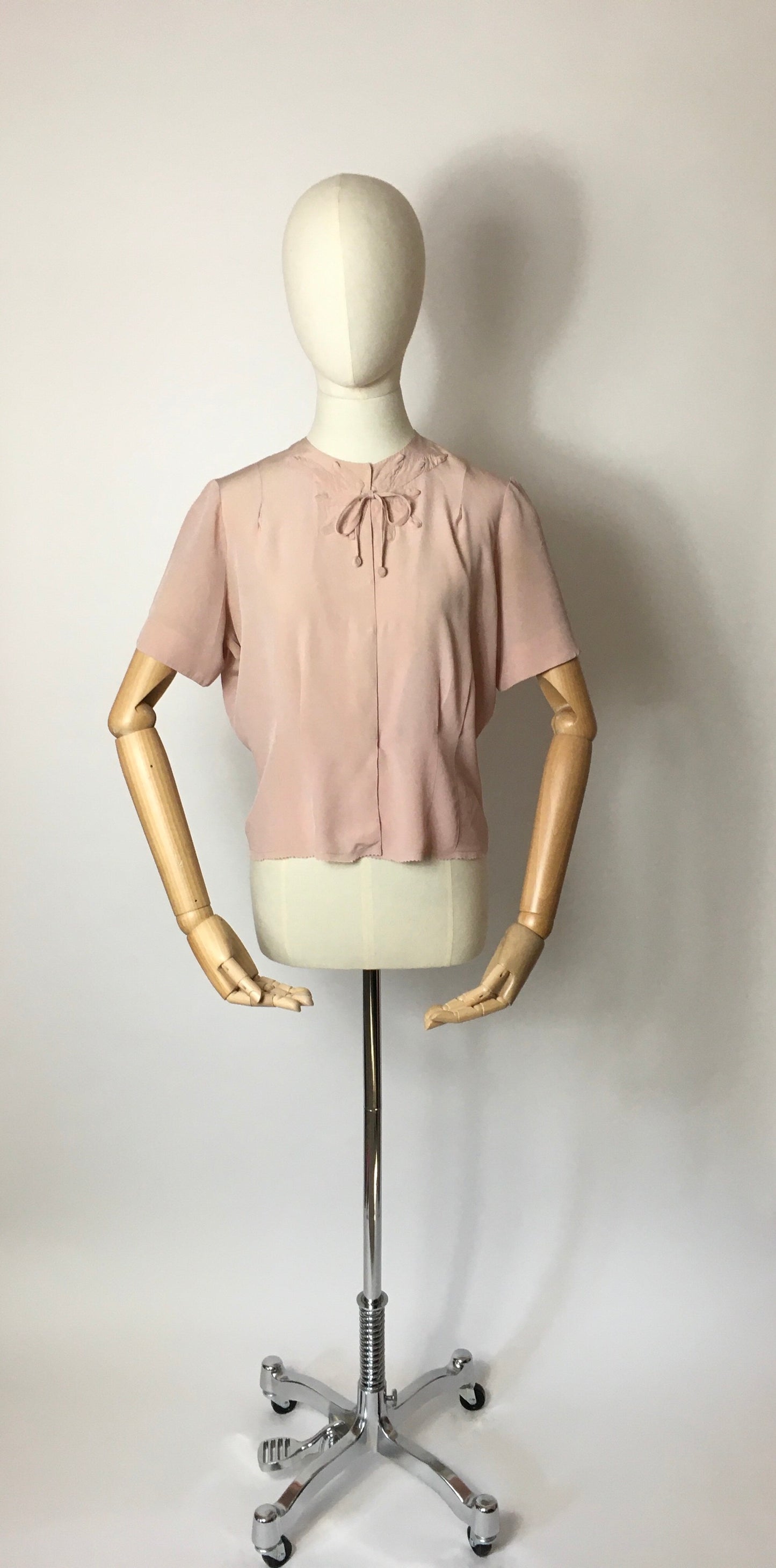 Original 1940’s Crepe Blouse in Blush Pink - Lovely Shaped Detailing to the Neckline