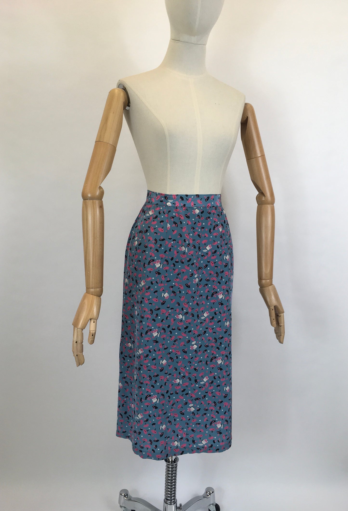 Original 1940’s FABULOUS Novelty Print Rayon Skirt - Featuring A Vanity Scene of Fans, Trinket Pots and Vases