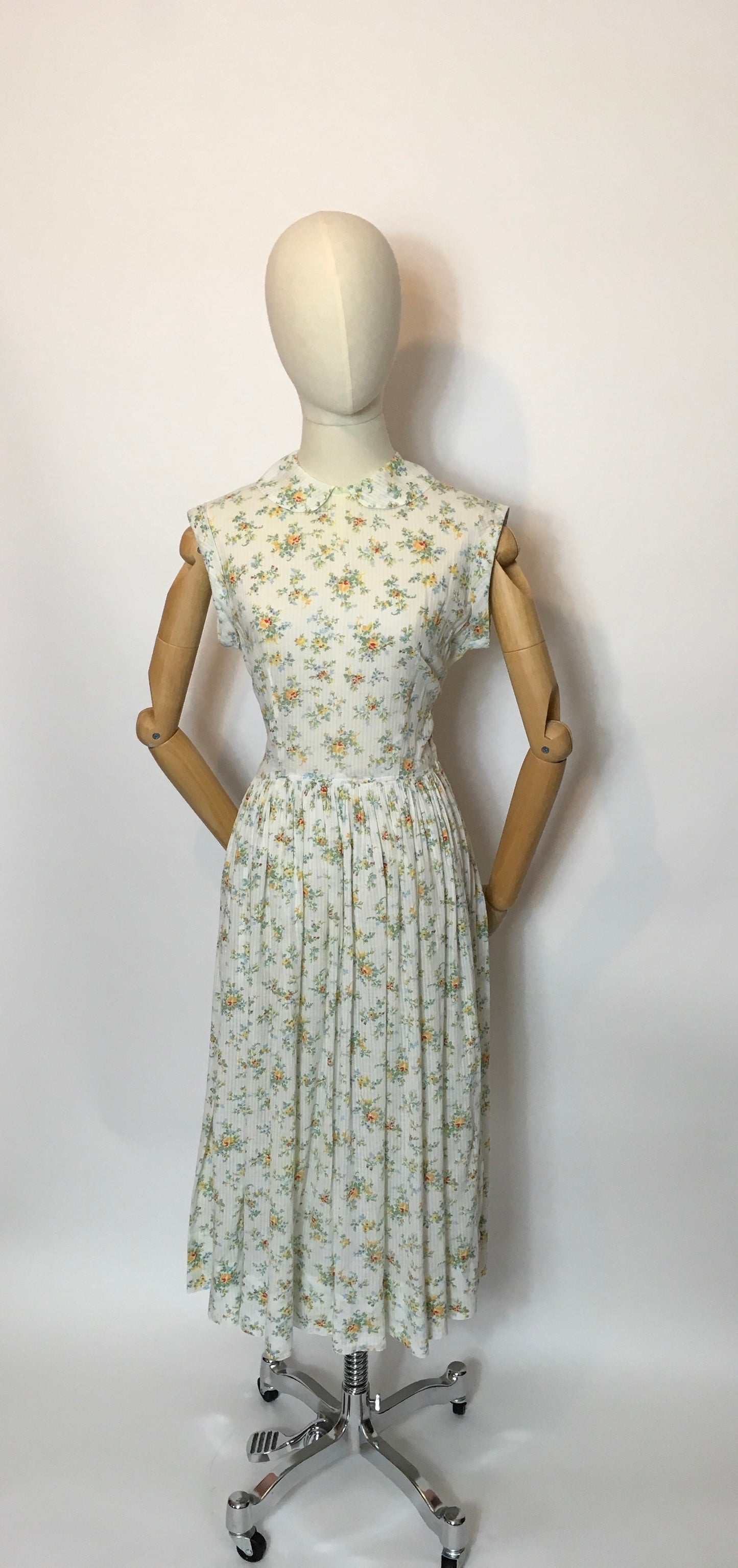 Original 1930s Floral Cotton Lawn Day Dress - Simple Elegance classic of the era