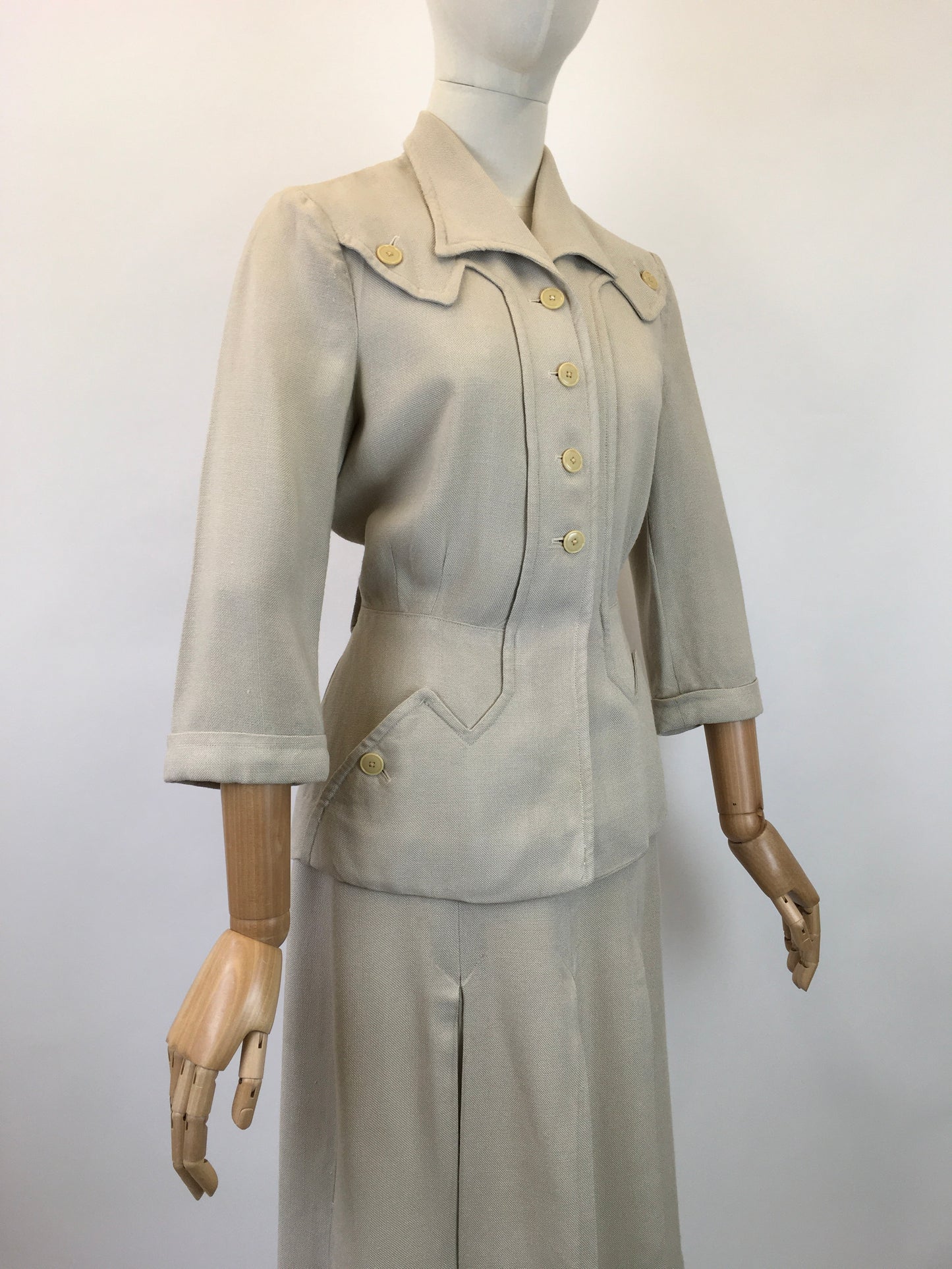 Original Early 1940’s Sensational Moygashal Linen 2pc Suit - By ‘ Fashion Sport’