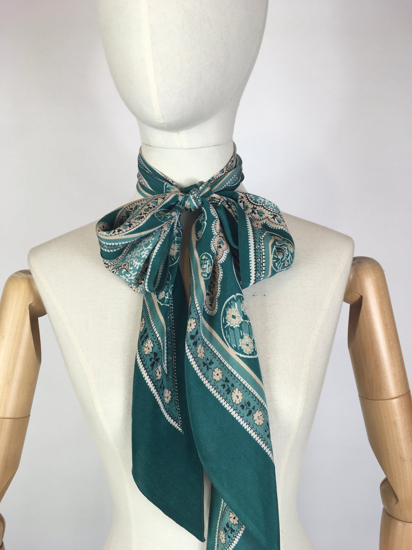 Original 1930’s Beautiful Deco Pointed Scarf - In An Exquisite Colouring Of Rich Jade Green, Pastel Pink & Ivory