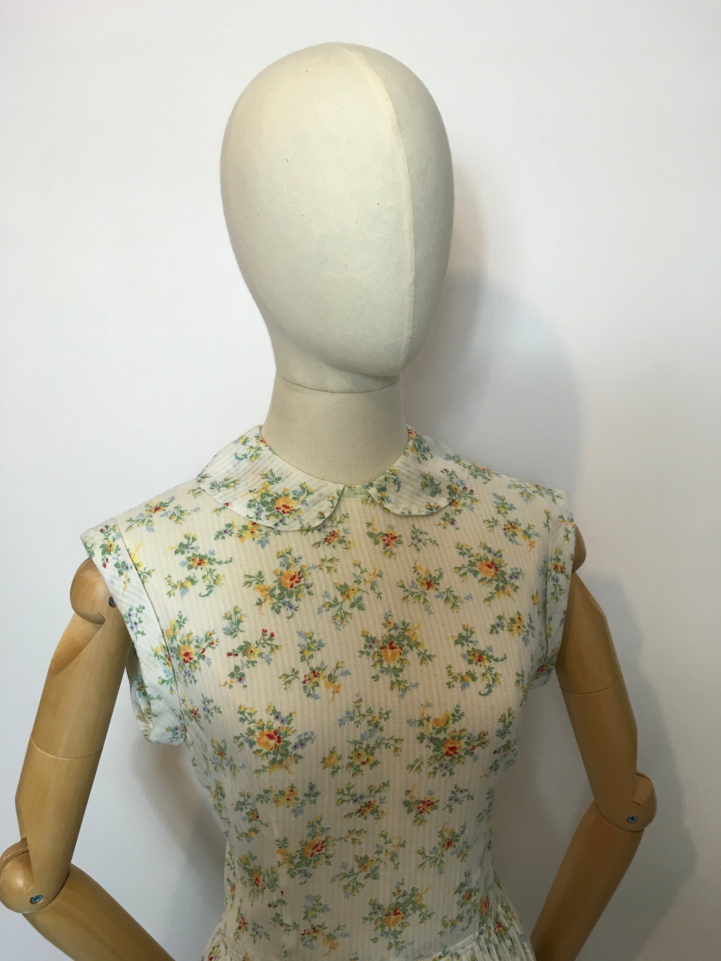 Original 1930s Floral Cotton Lawn Day Dress - Simple Elegance classic of the era