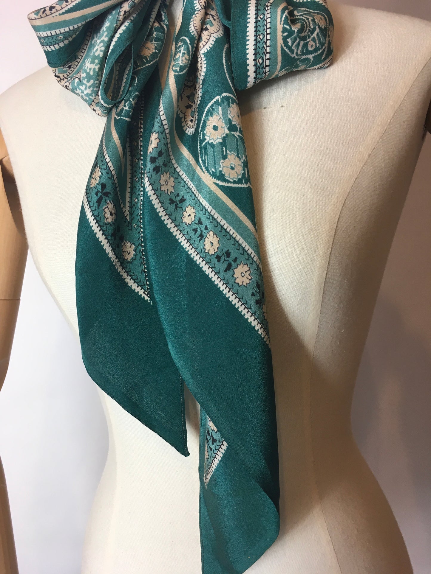 Original 1930’s Beautiful Deco Pointed Scarf - In An Exquisite Colouring Of Rich Jade Green, Pastel Pink & Ivory