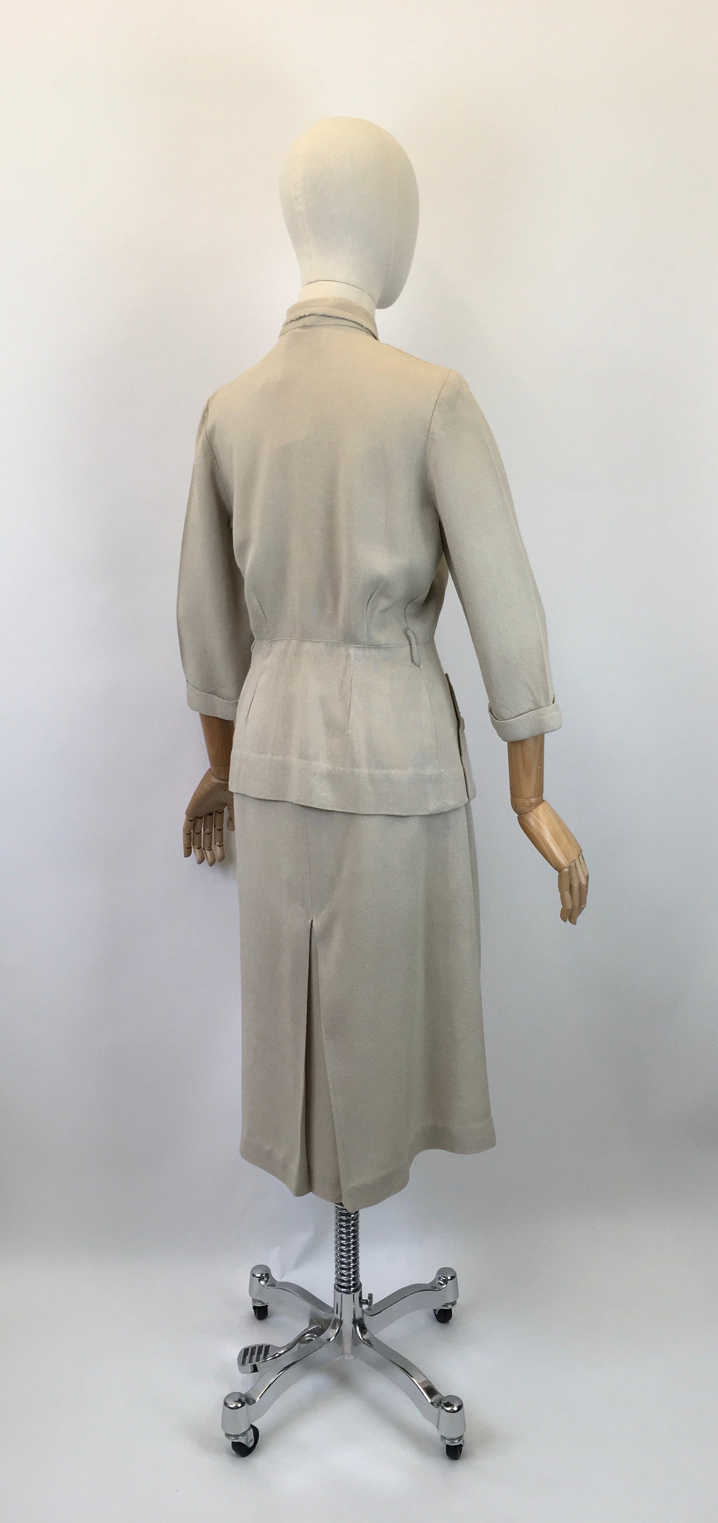 Original Early 1940’s Sensational Moygashal Linen 2pc Suit - By ‘ Fashion Sport’