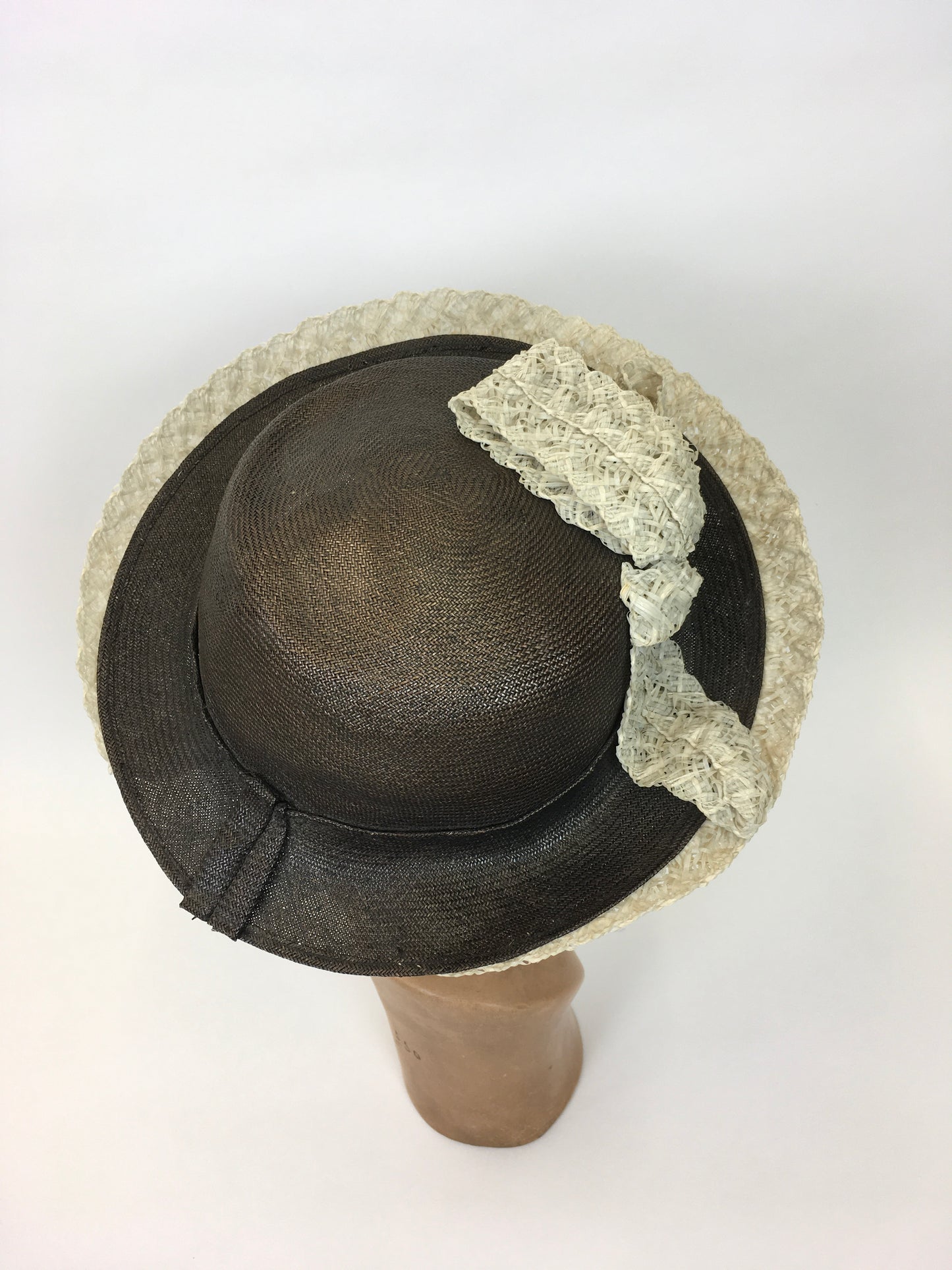 Original 1940’s Brown Grosgrain Topper Hat - With a Fabulous Cream Raffia Trim and Bow Detailing