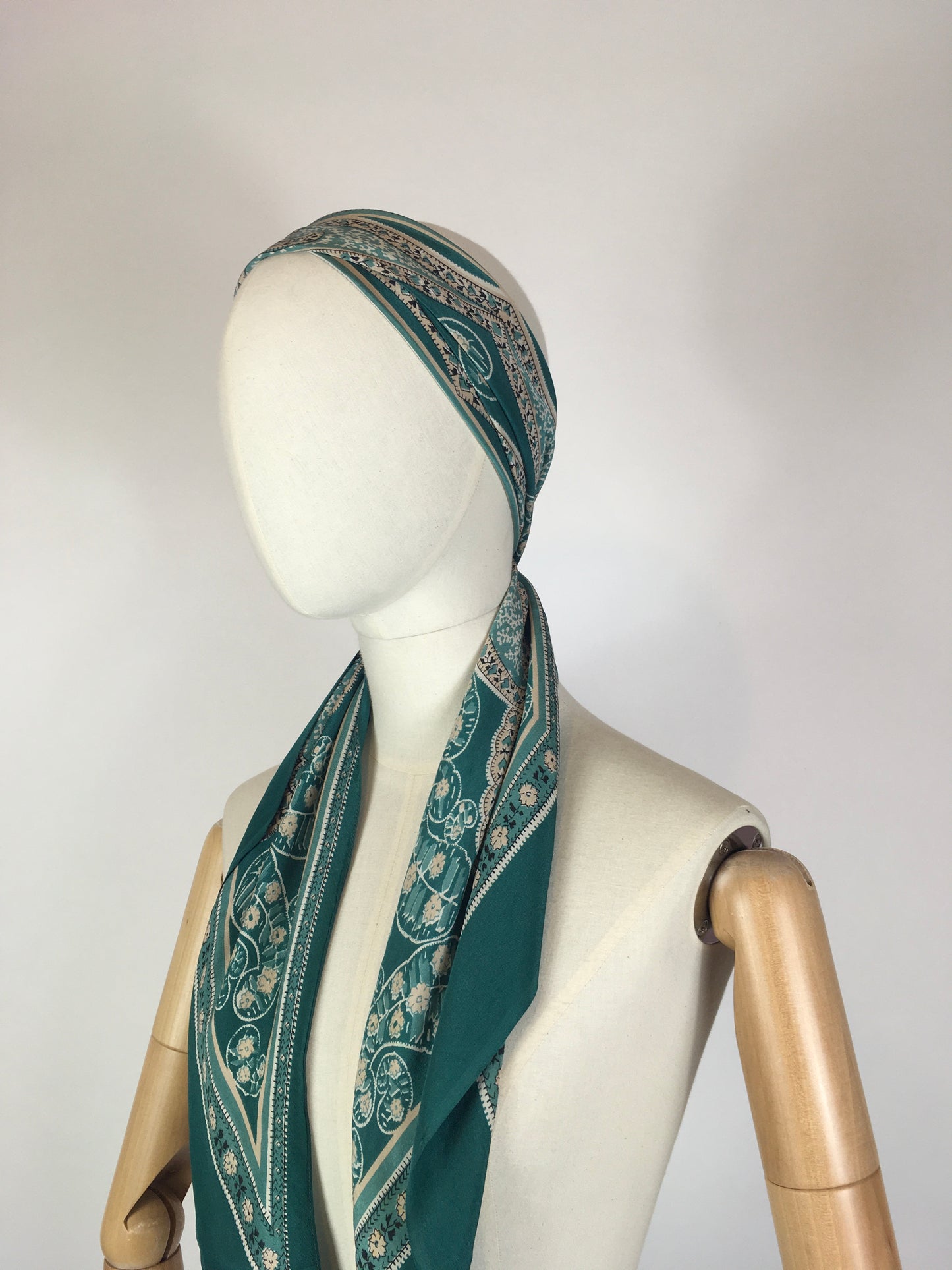 Original 1930’s Beautiful Deco Pointed Scarf - In An Exquisite Colouring Of Rich Jade Green, Pastel Pink & Ivory