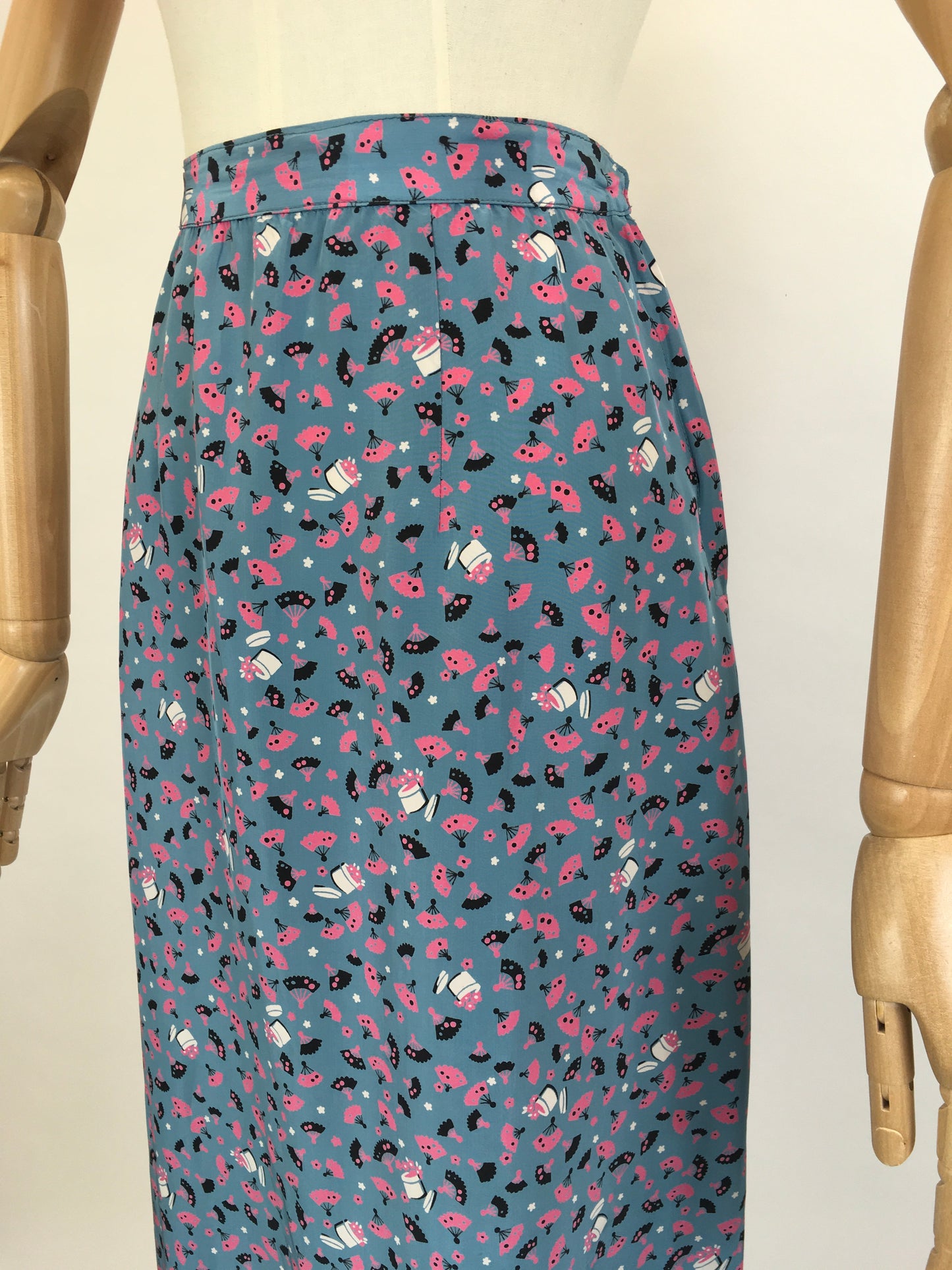 Original 1940’s FABULOUS Novelty Print Rayon Skirt - Featuring A Vanity Scene of Fans, Trinket Pots and Vases