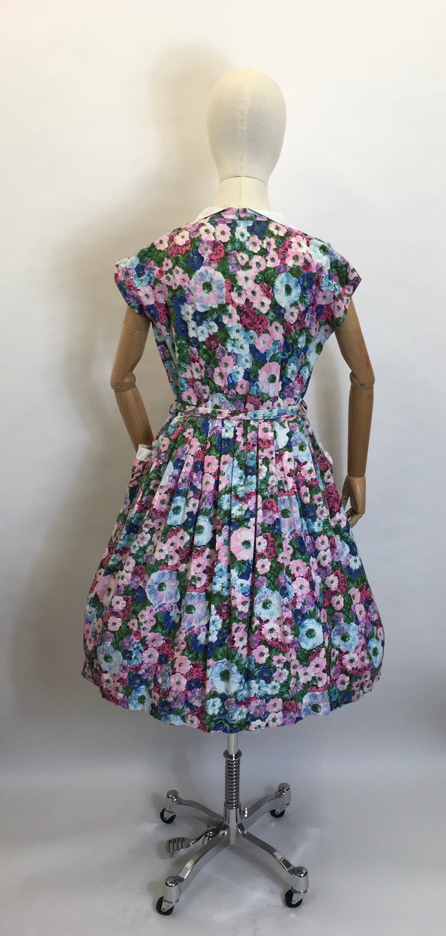 Original 1950's Floral Cotton Day Dress - Fabulous Collar and Big Pockets