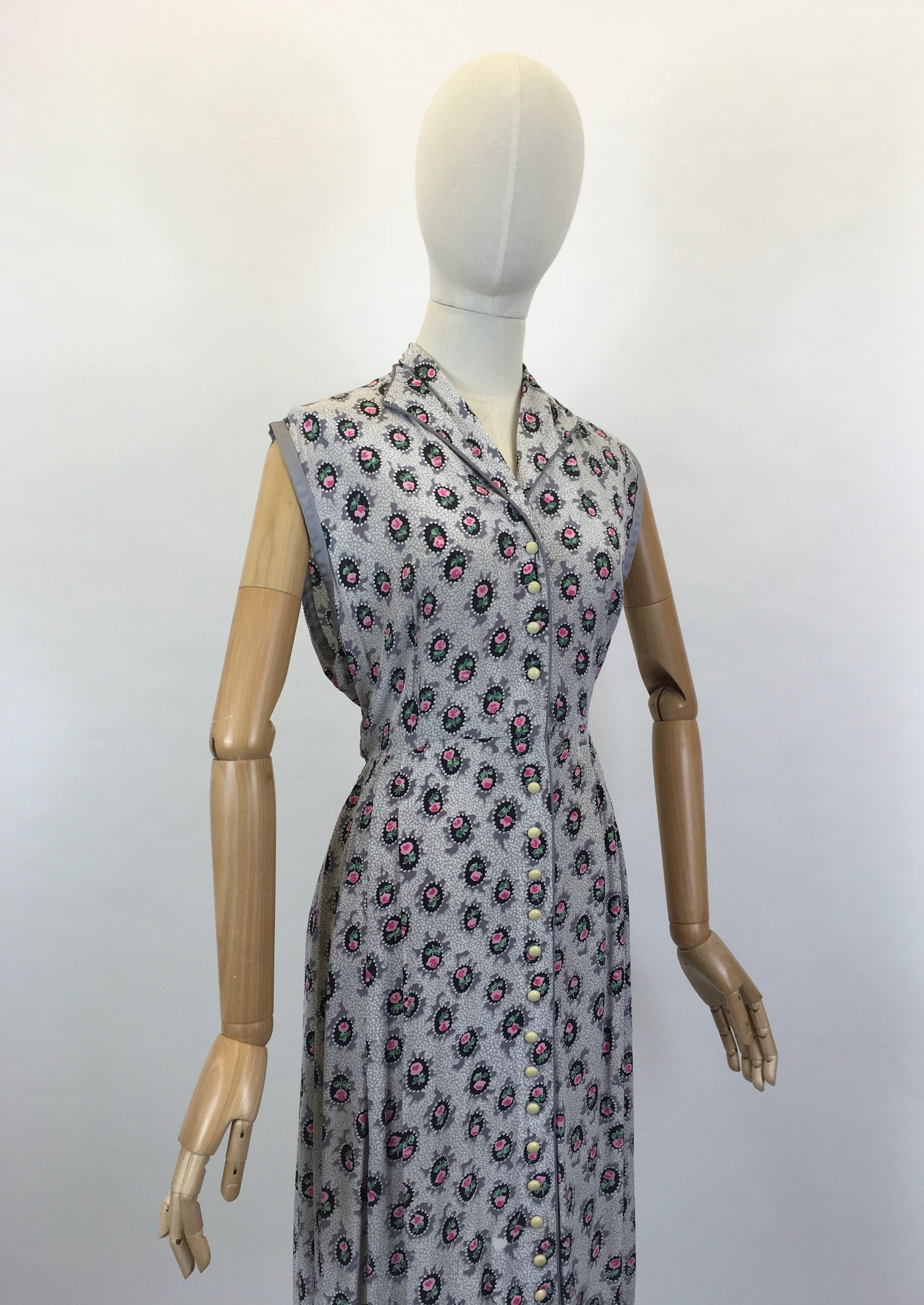 Original 1950’s Cute Button Front Dress - In A Lovely Pretty Cameo Floral